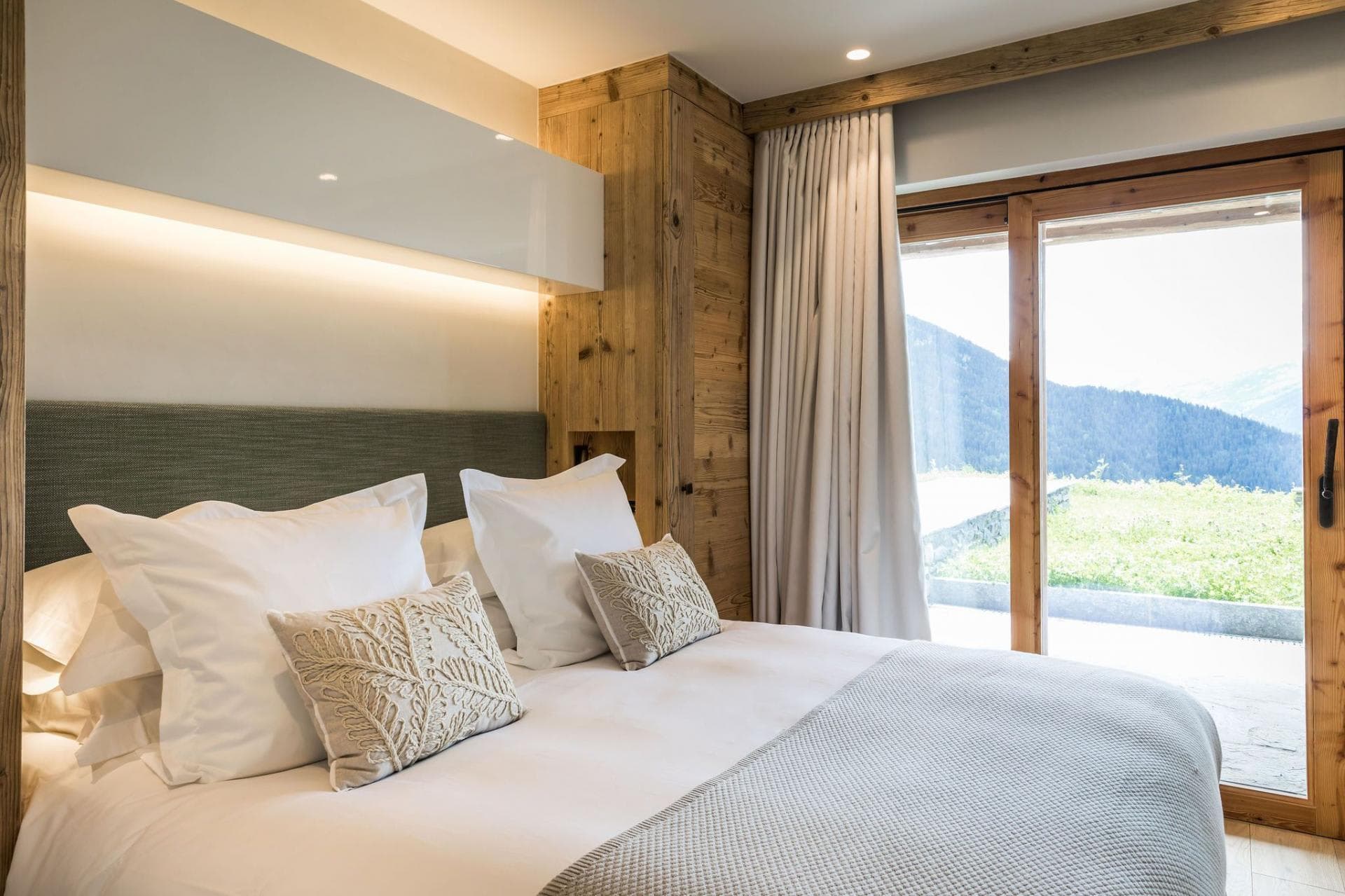 Bedroom with terrace access and mountain views