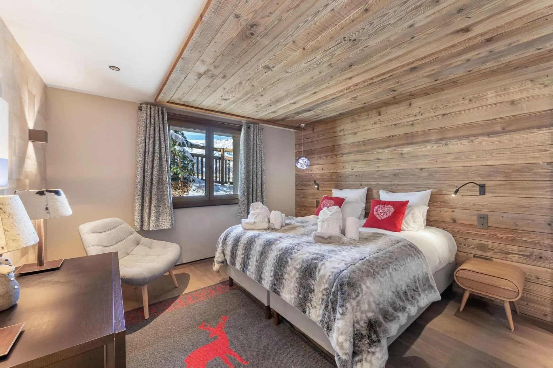 Double bedroom with a timber feature wall