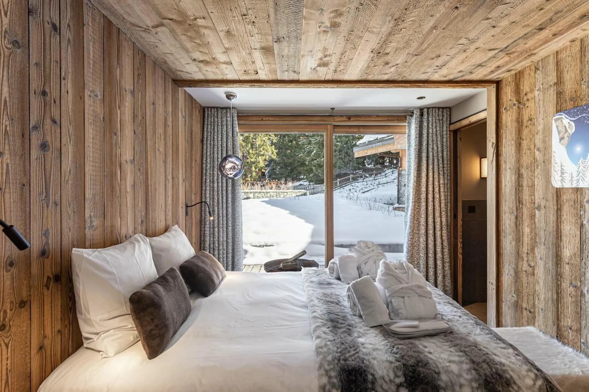 Double bedroom opening onto the snowy terrace