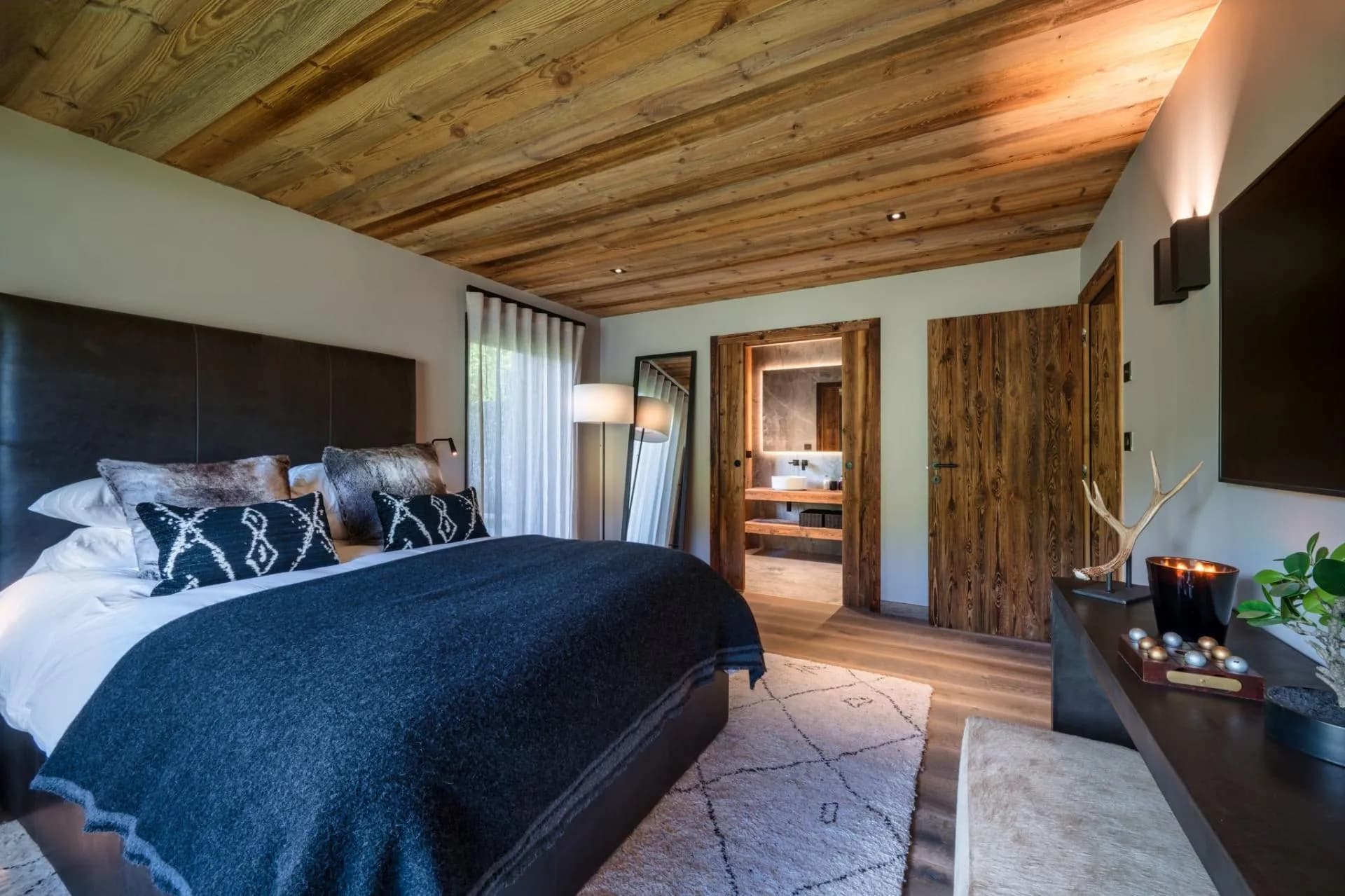 Double bedroom with a private en-suite shower room