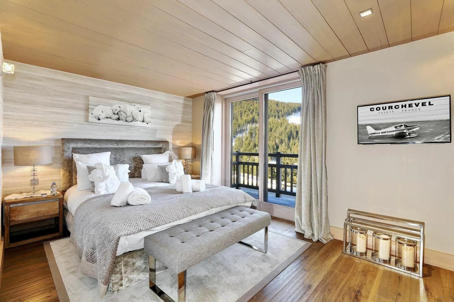 Master bedroom with a 180 × 200 cm double bed, balcony access and forest views