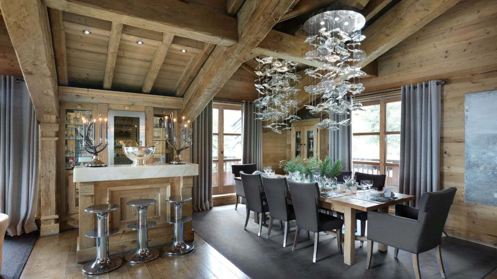 Dining area for 10 with dedicated bar and wine storage