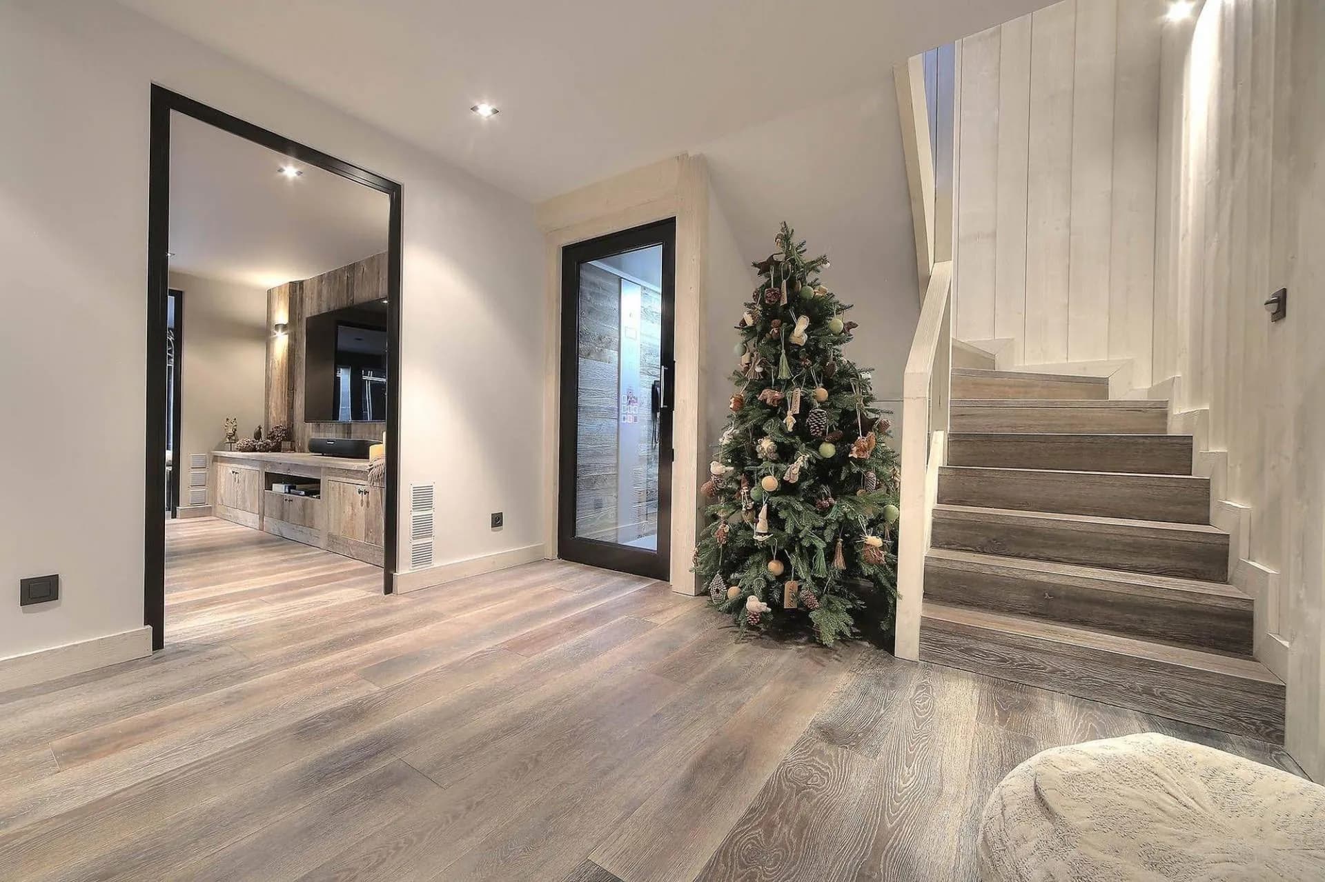 Entrance hall and staircase
