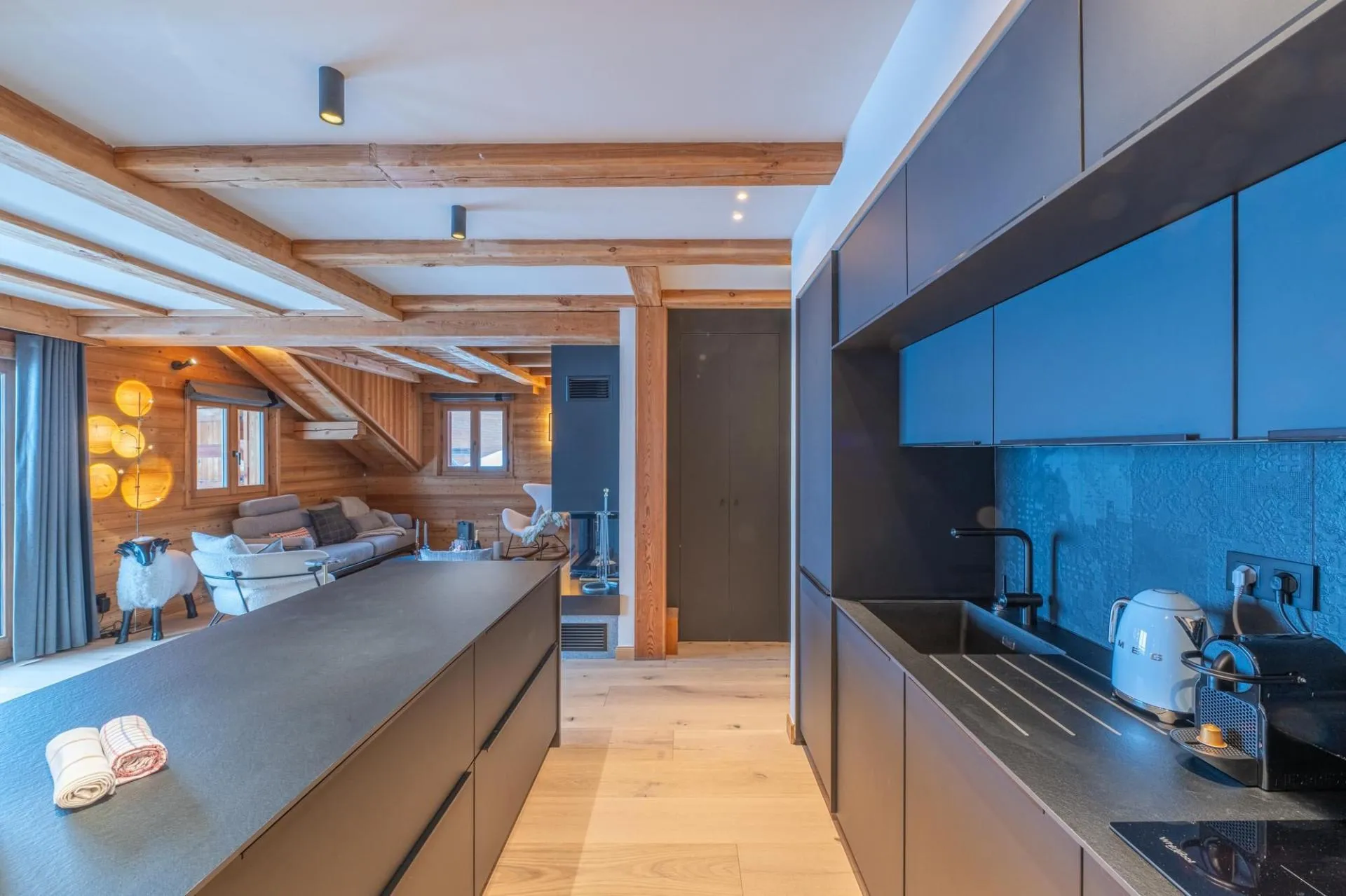 Equipped kitchen with stone worktop, coffee machine and kettle