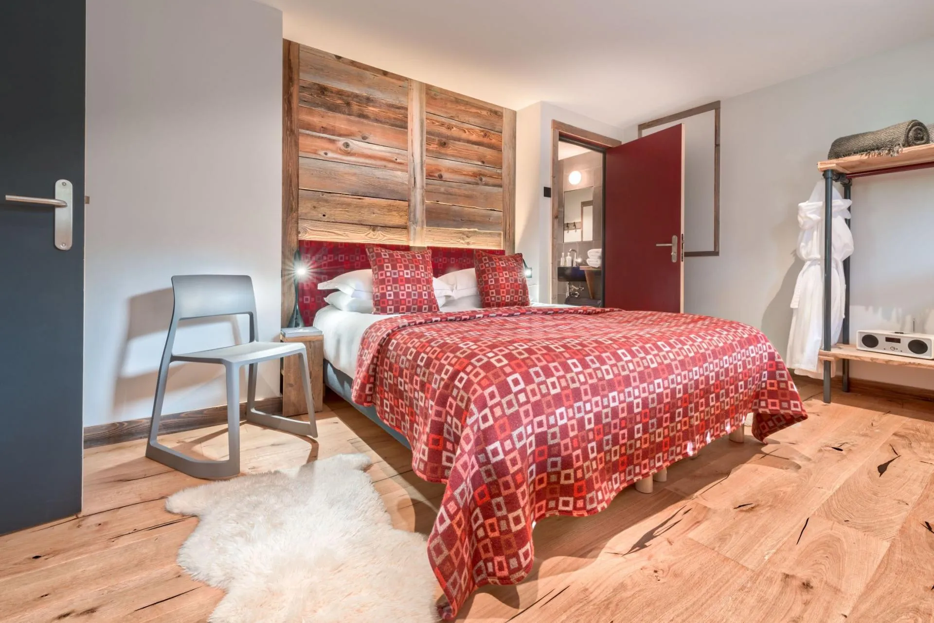 Double or twin bedroom with an en-suite shower room and open garment rail