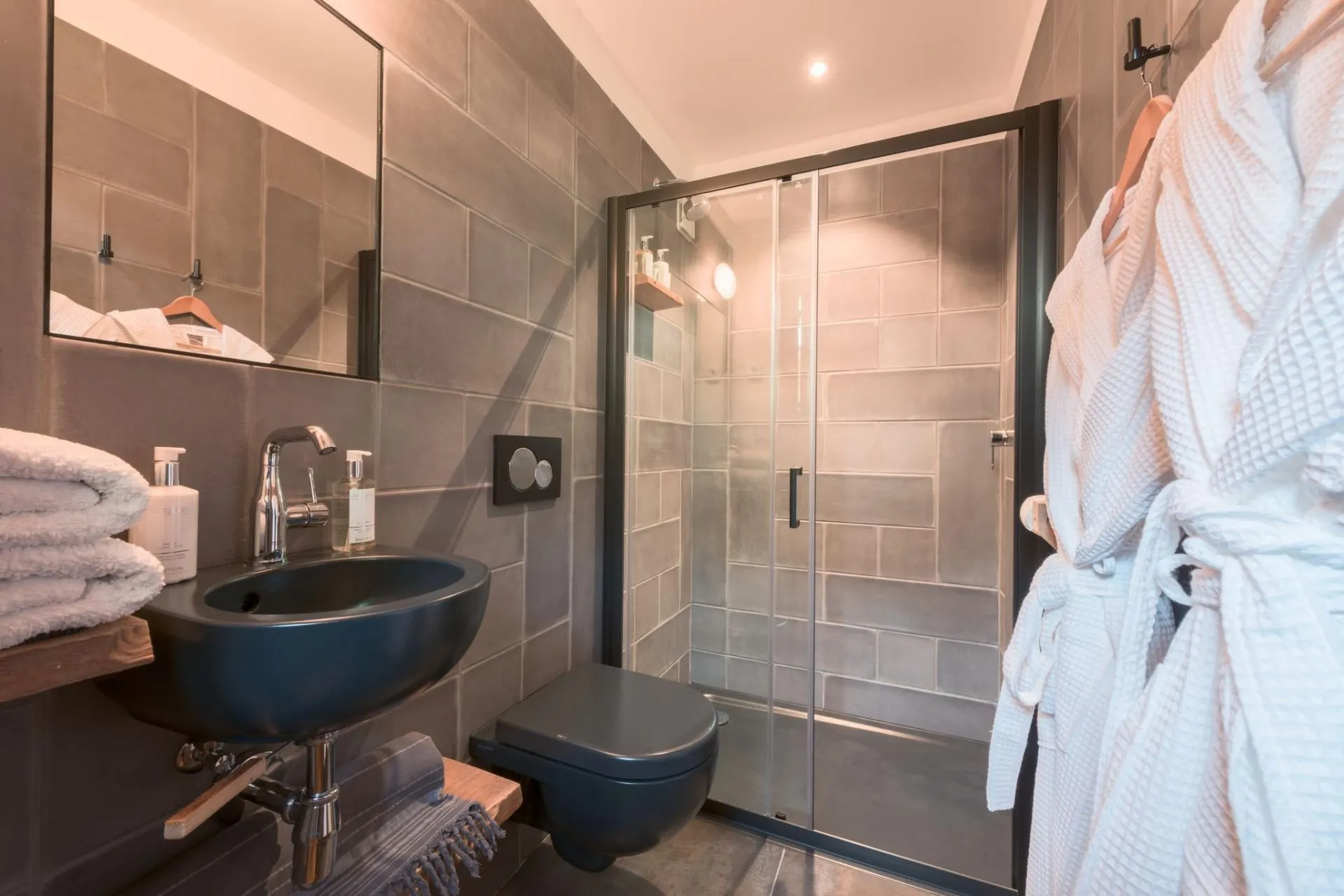 En-suite shower room with a rainfall shower and vessel basin