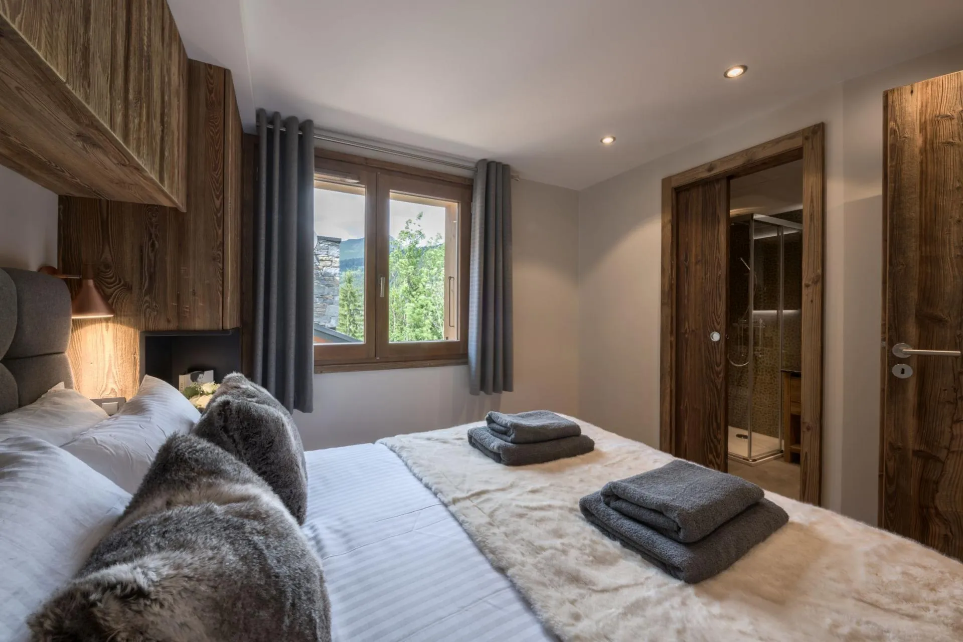 Double bedroom with an en-suite shower room and mountain views