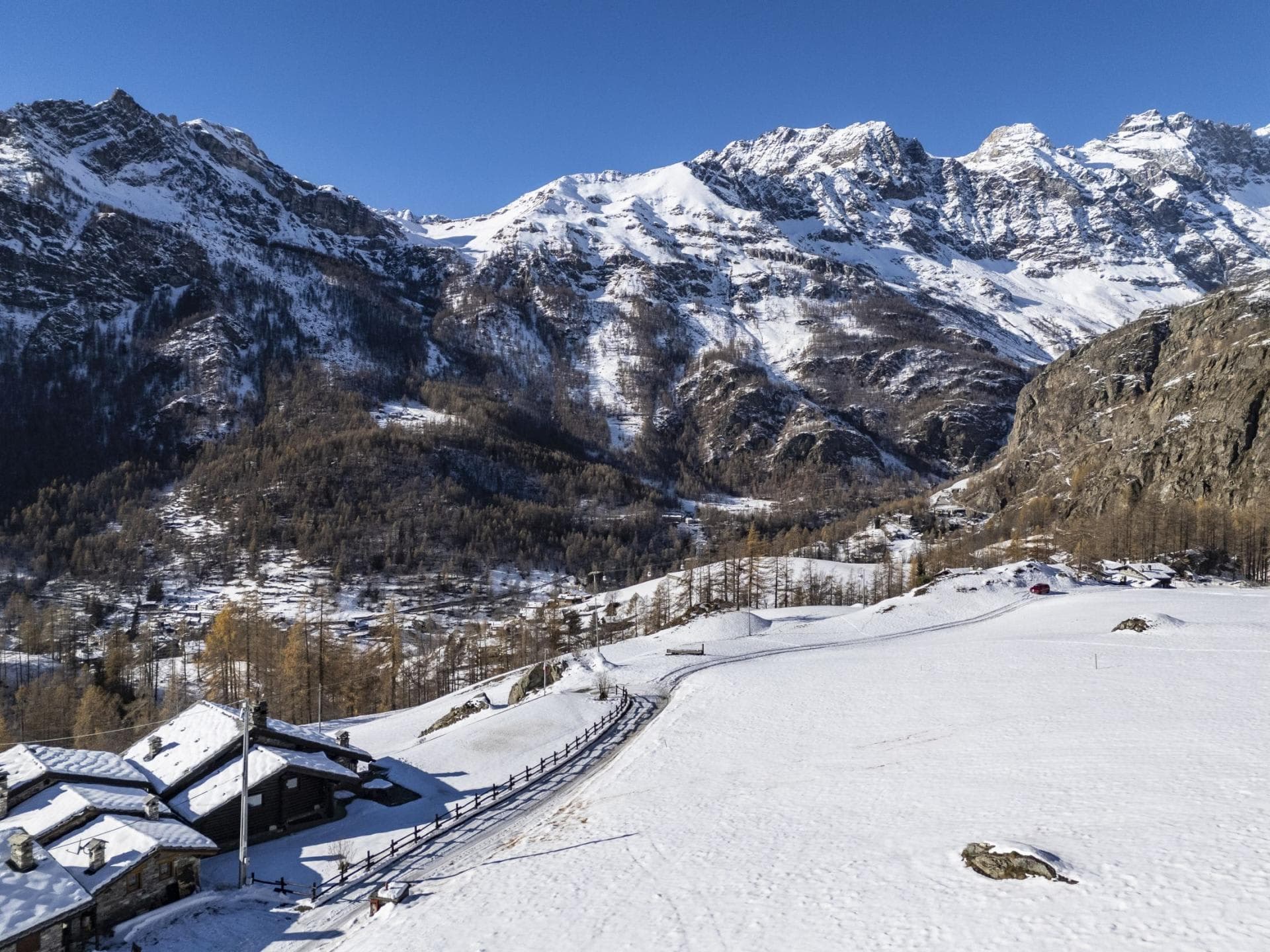Aerial view showing property proximity to mountains and ski-in access