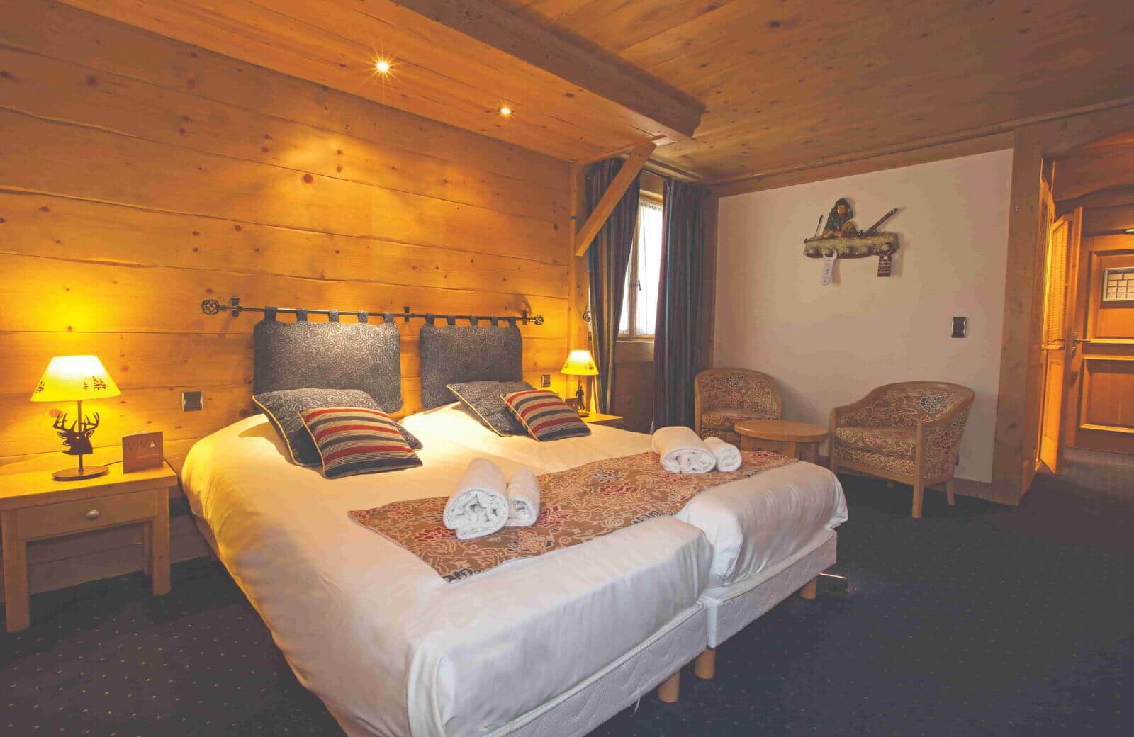 Guest bedroom with two twin beds and small seating area