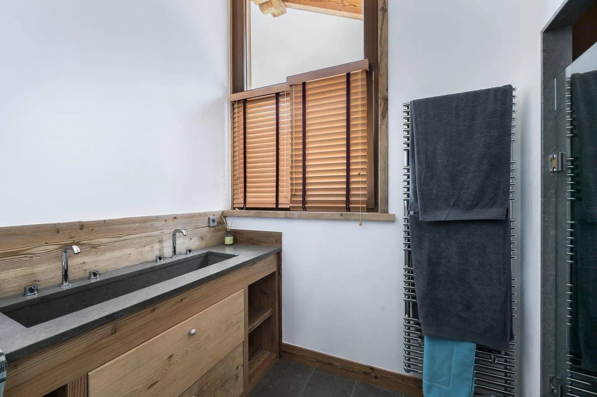 En-suite bathroom with a single basin