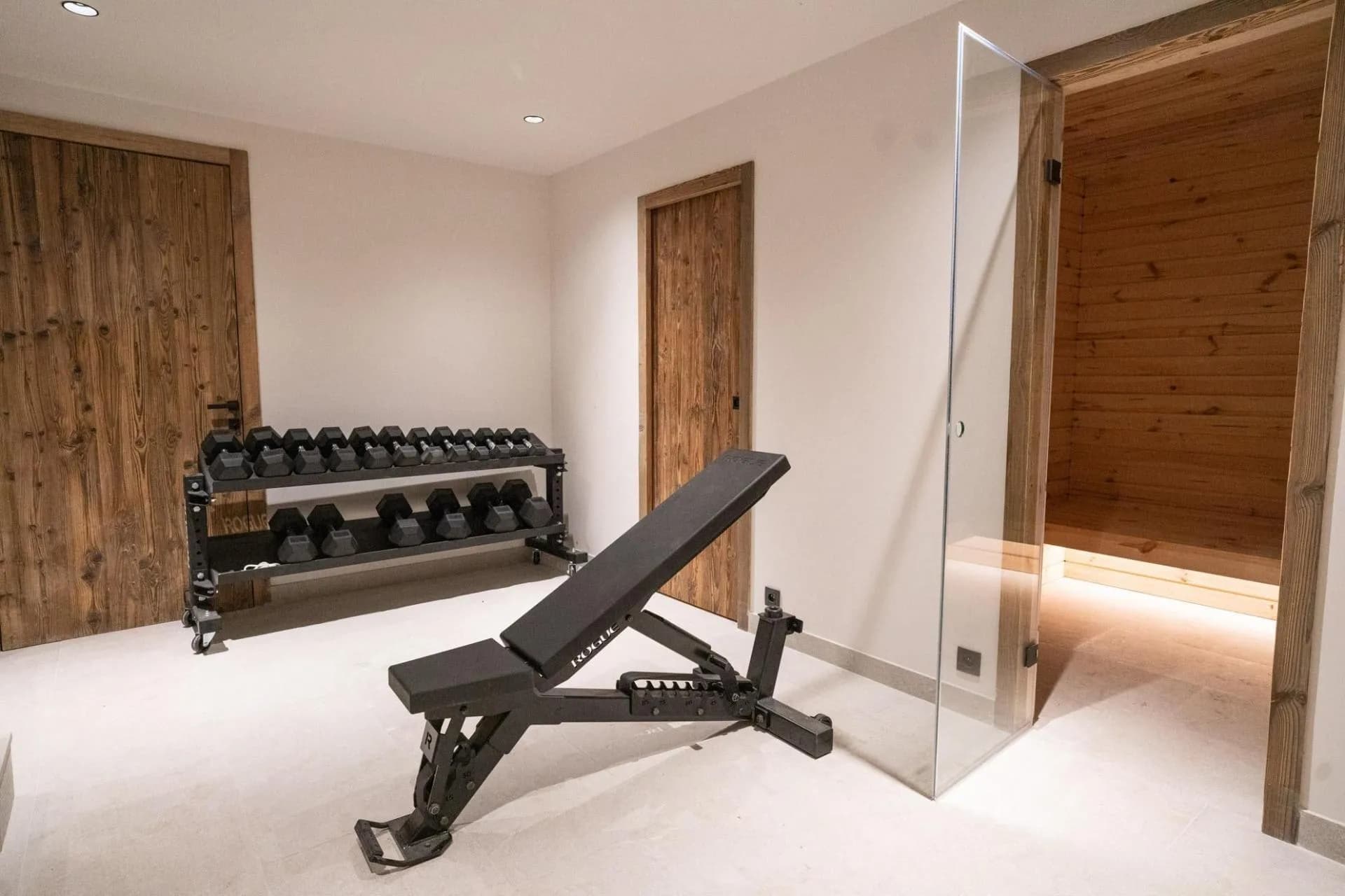 Fitness room with a weights bench and dumbbell rack