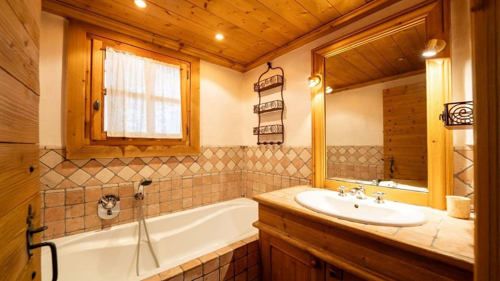 Bathroom with bathtub, handheld shower, and wood-paneled ceiling