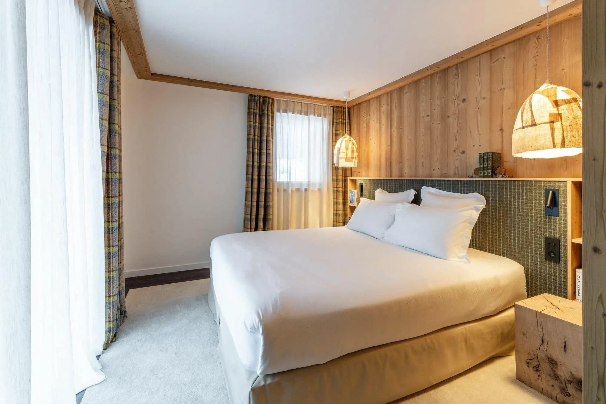 Double bedroom with integrated headboard shelving
