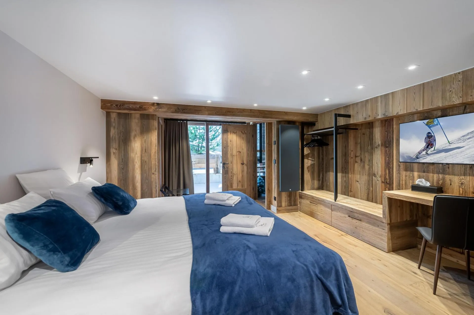 Double bedroom with terrace access, desk and TV