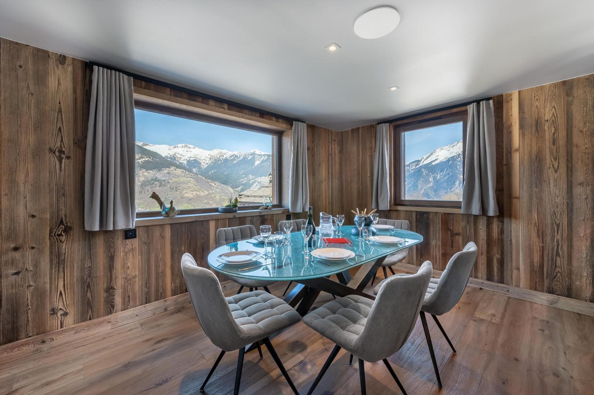 Dining area with seating for 6 and panoramic mountain views