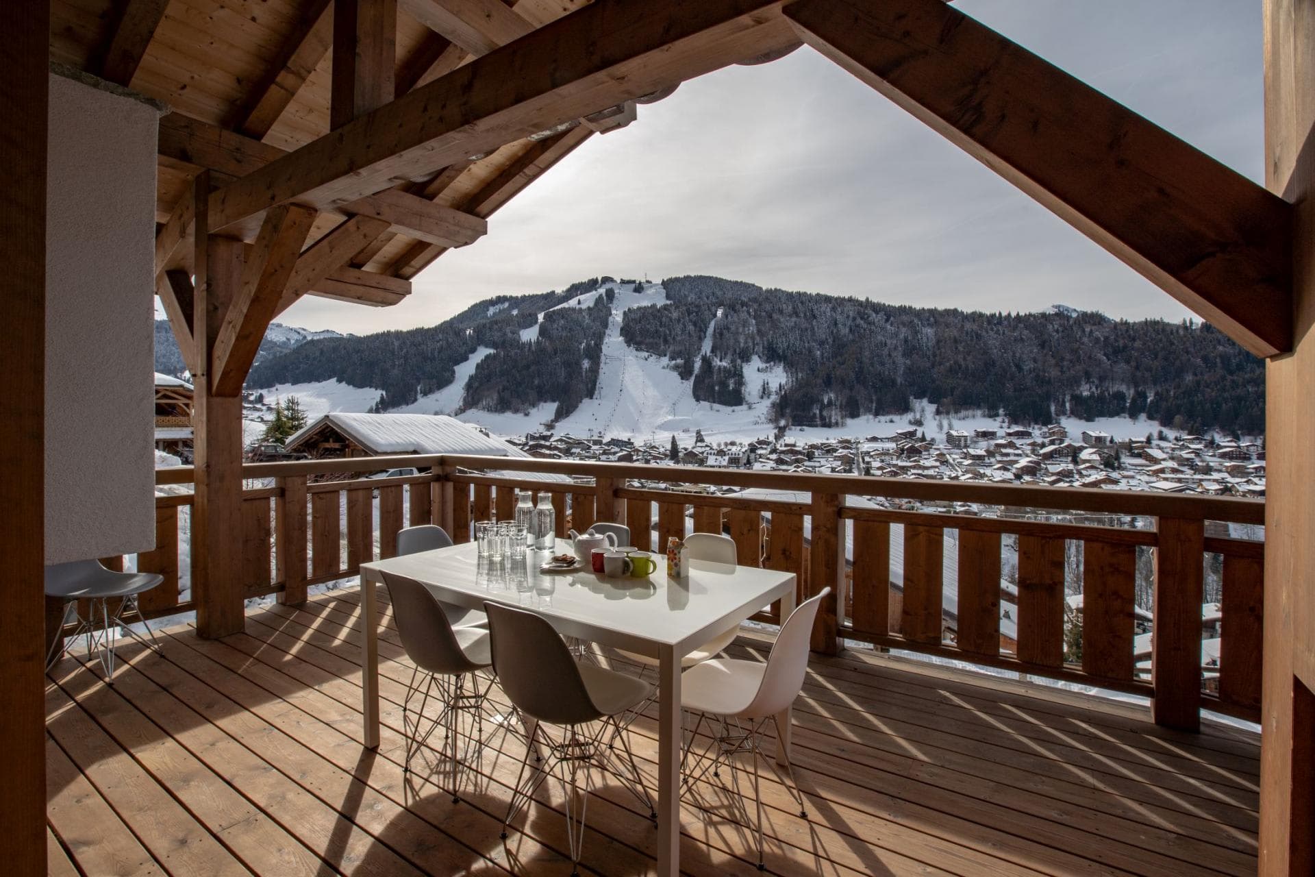 Covered balcony with dining table for 6 and ski slope views