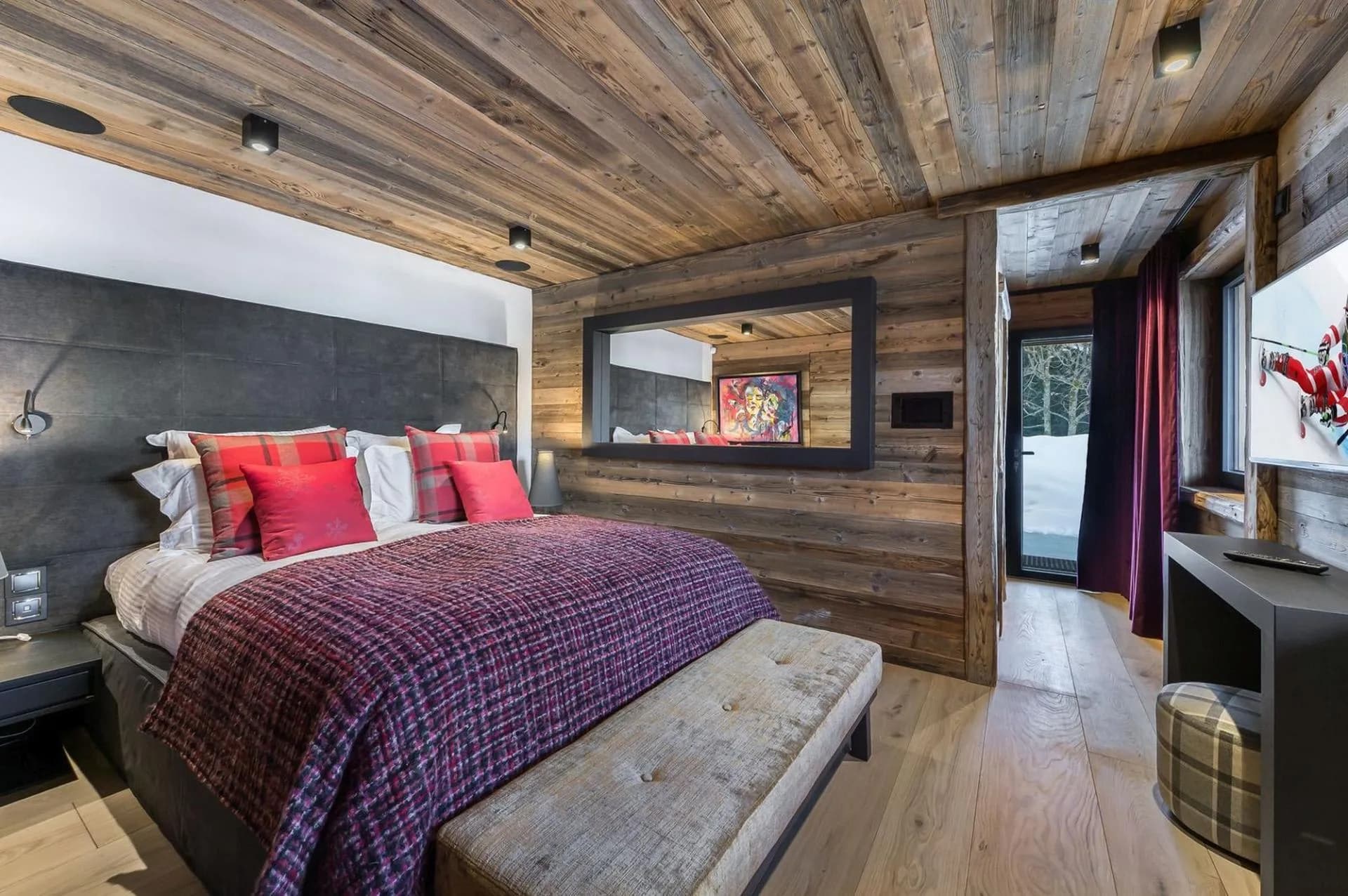 Double bedroom with a red bedspread