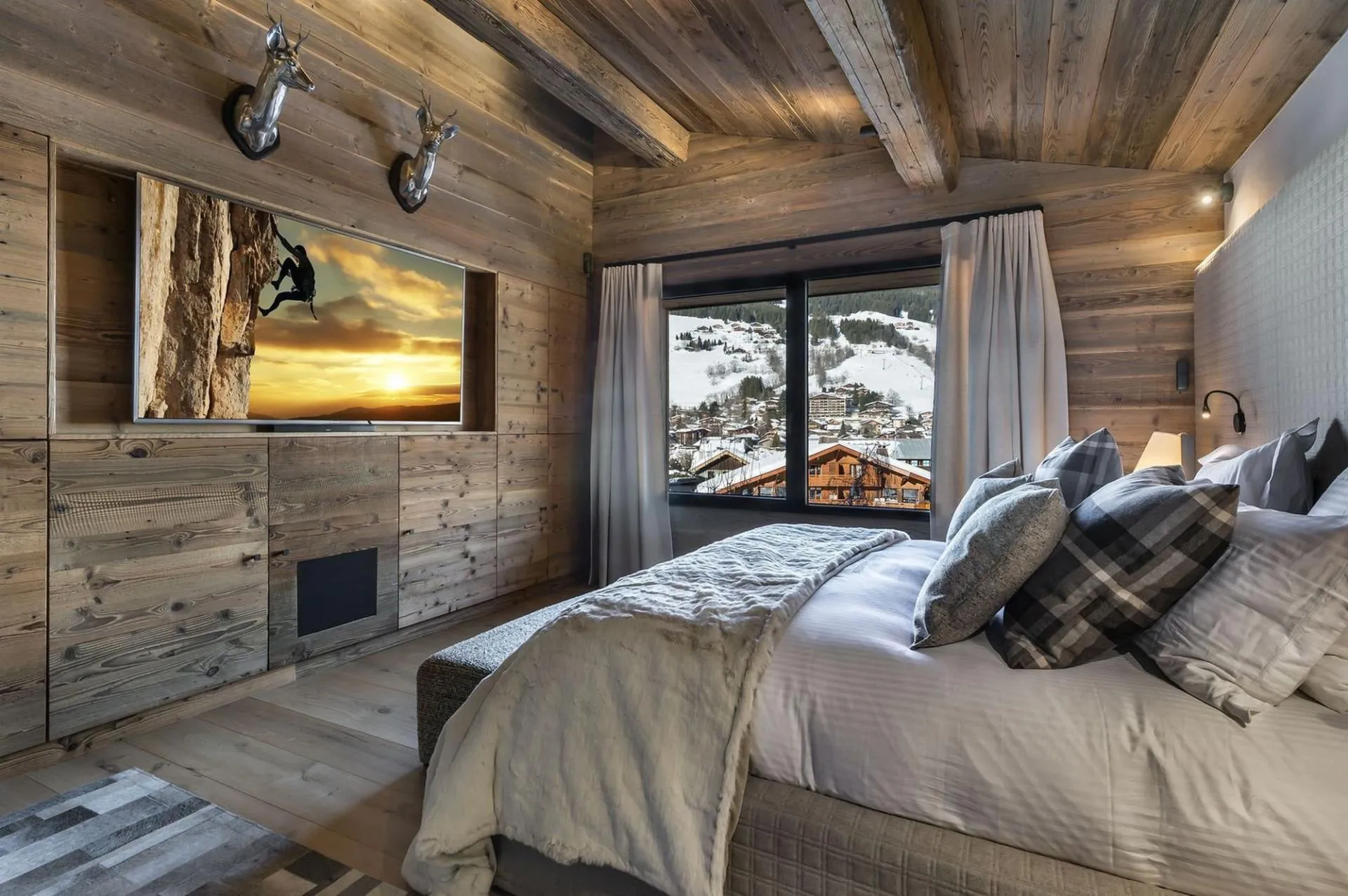 Double bedroom with mountain views