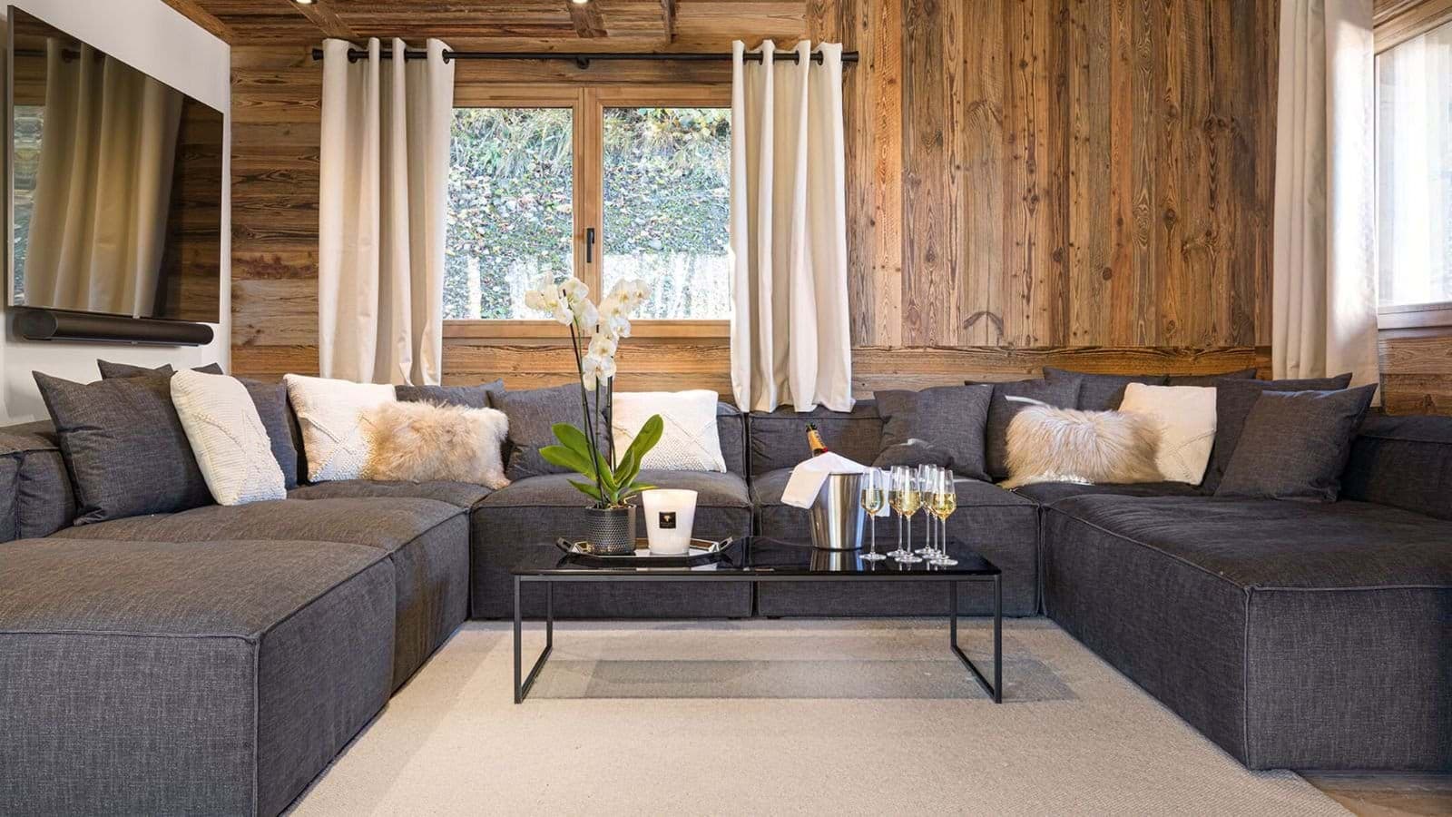 Living area with U-shaped sectional for 10 and Sonos soundbar