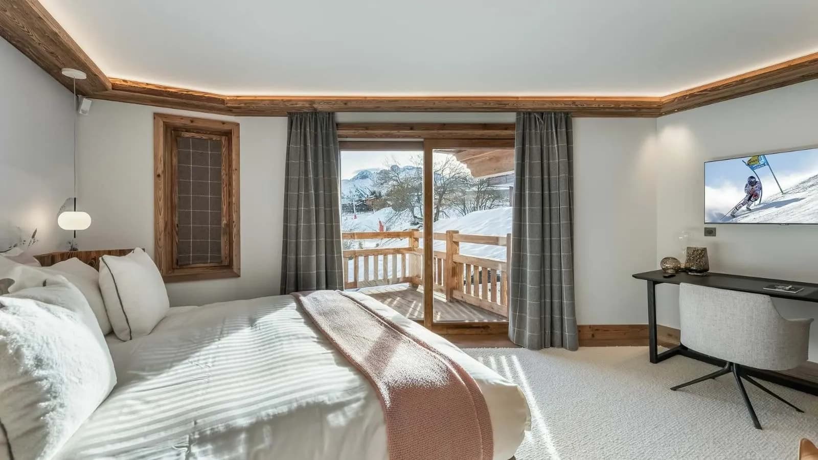 Double bedroom with a writing desk, television and balcony access