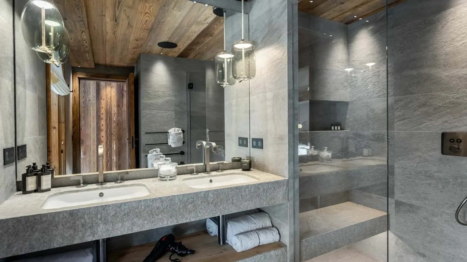 En-suite shower room with a double basin and stone walk-in shower