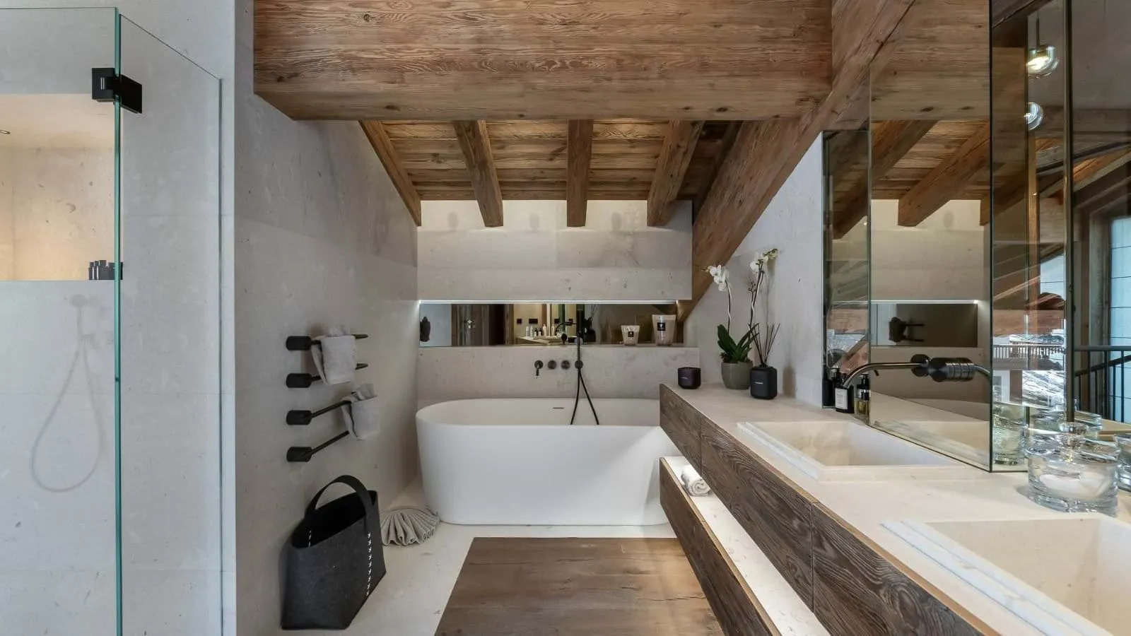 En-suite bathroom with a bathtub, double basin and walk-in shower