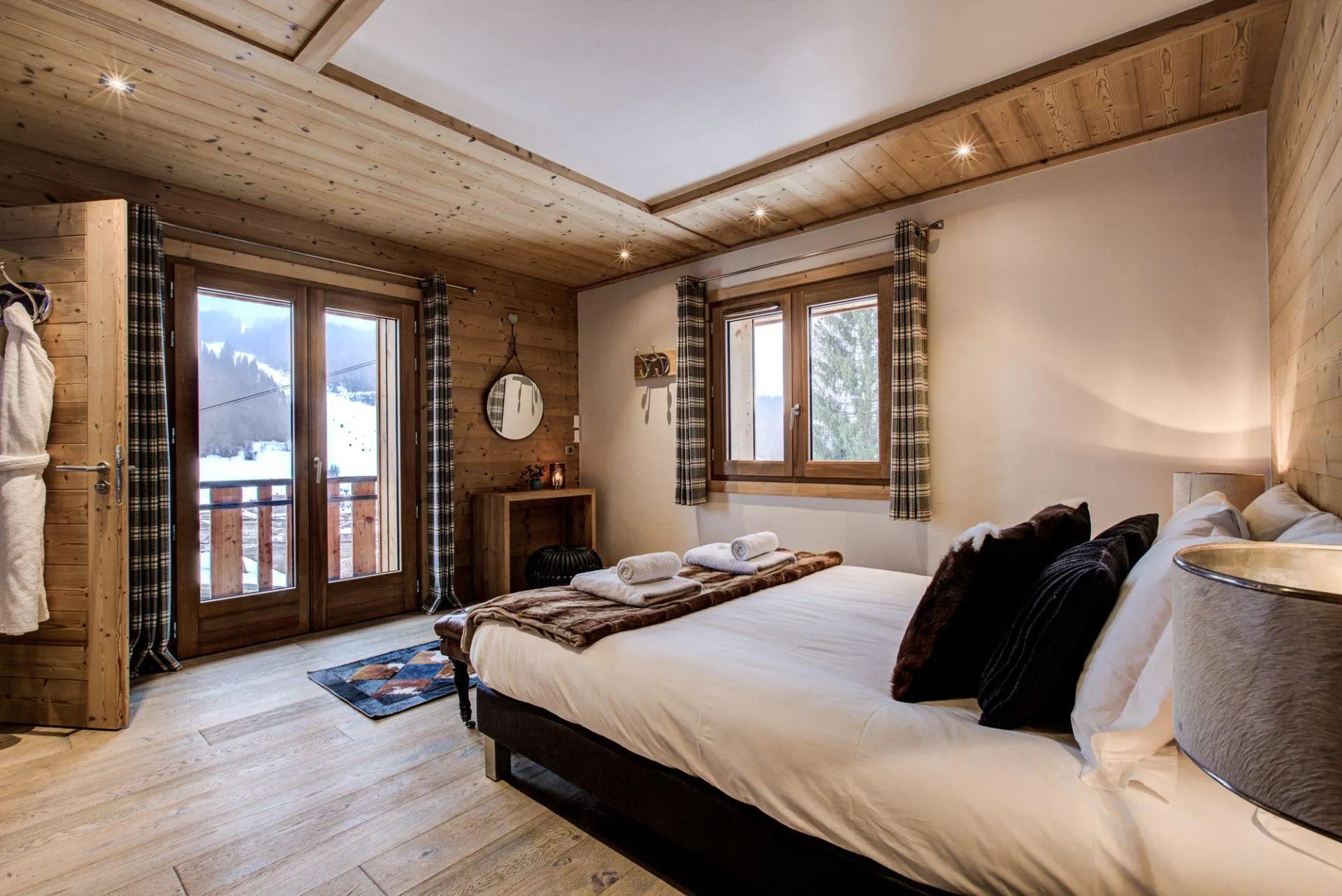 Double or twin bedroom with a balcony and valley views