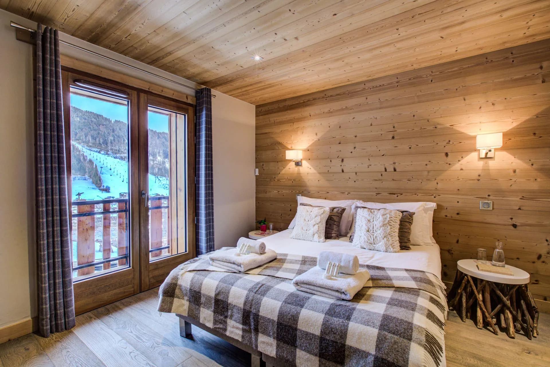 Double or twin bedroom with a balcony and valley views