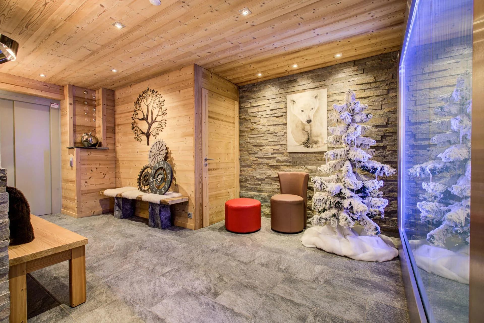 Entrance lobby with lift access