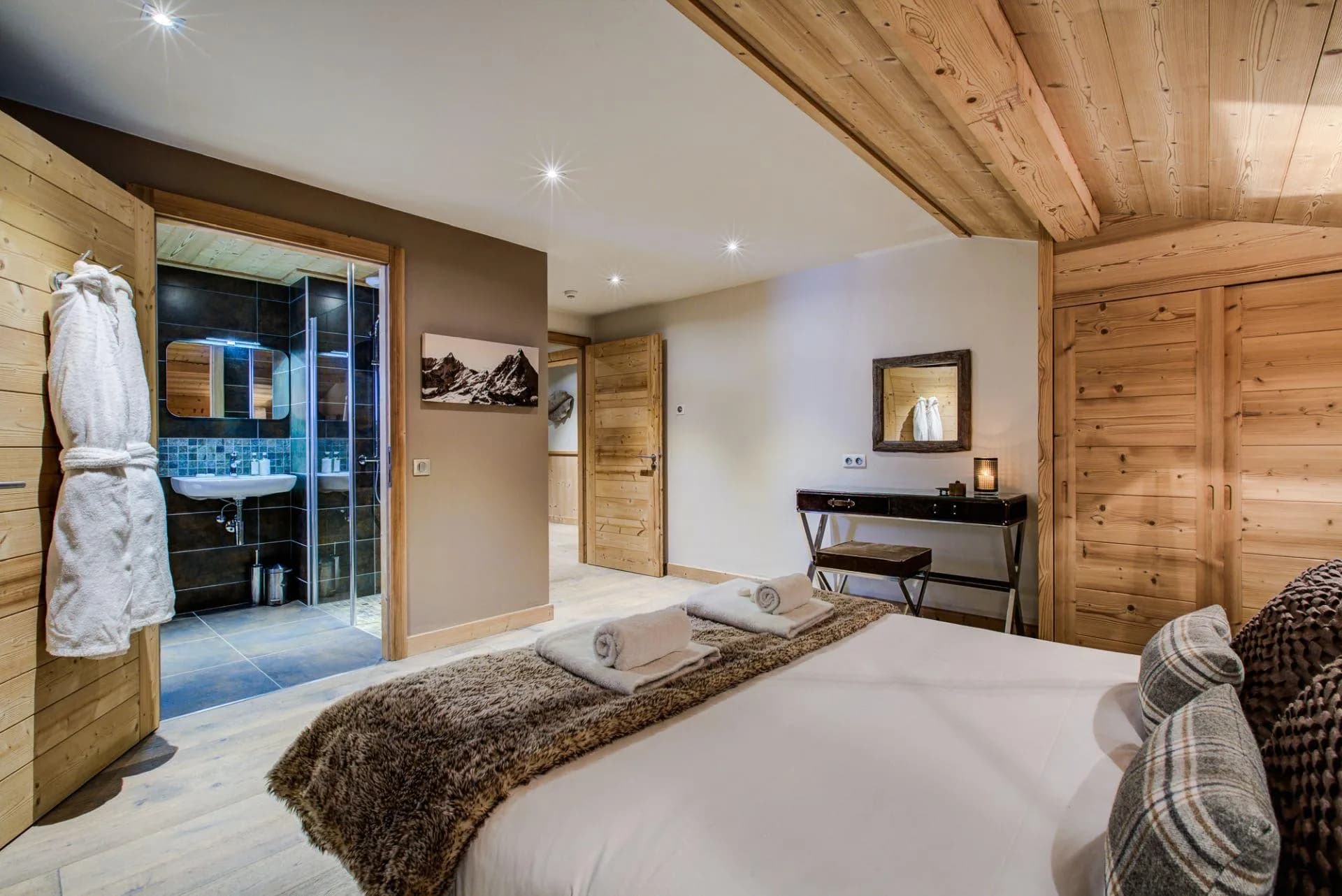 Double or twin bedroom with an en-suite bathroom