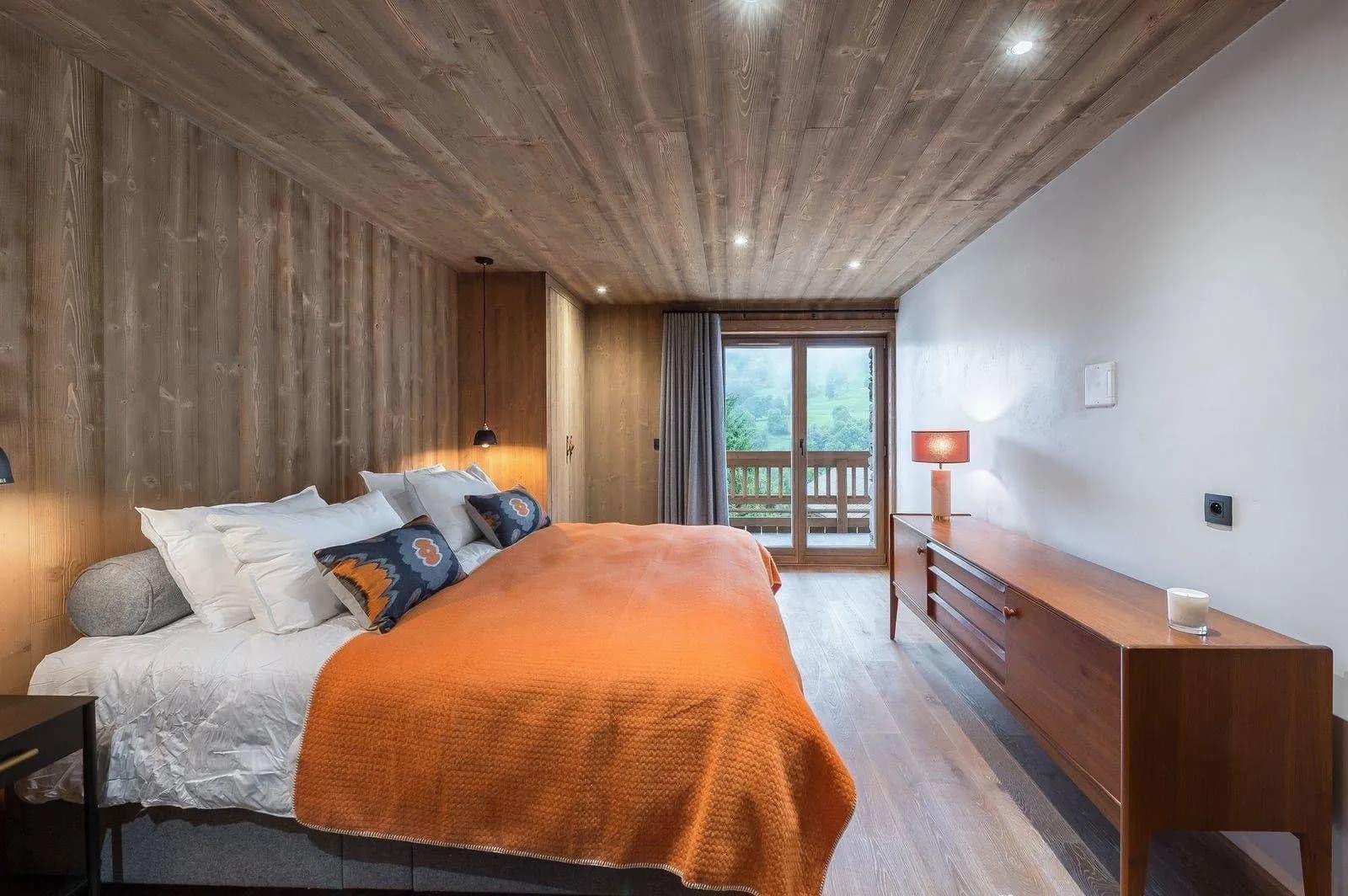 Double or twin bedroom with balcony access