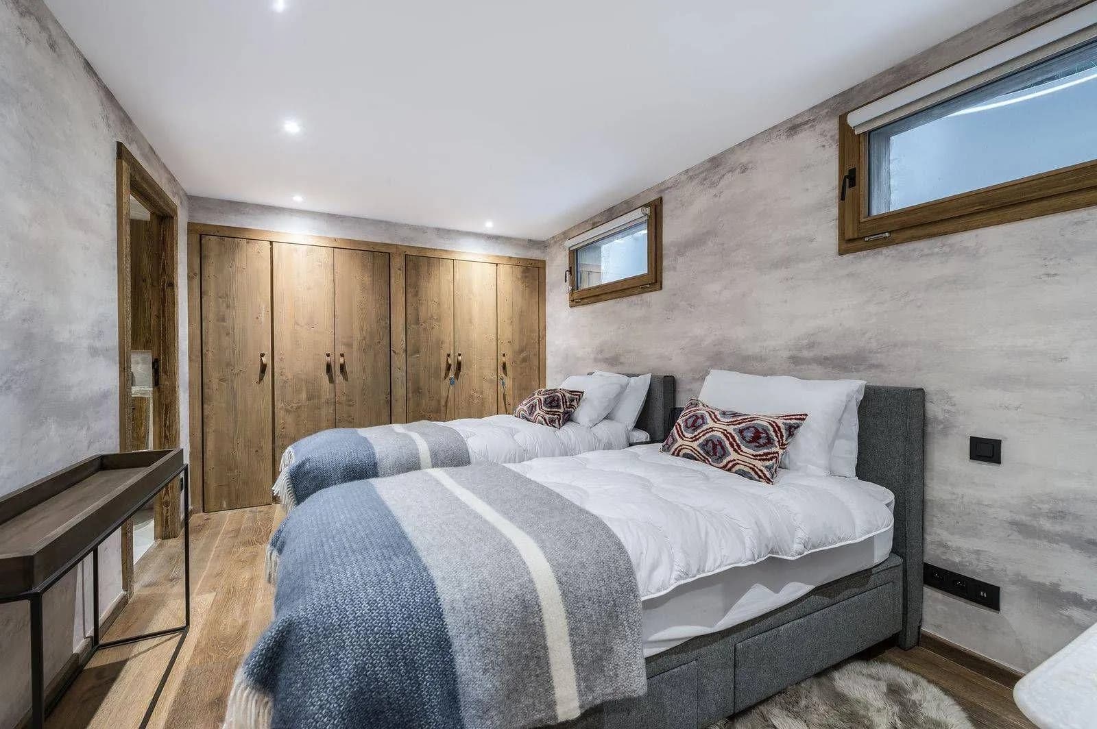 Twin bedroom with two single beds and wardrobes