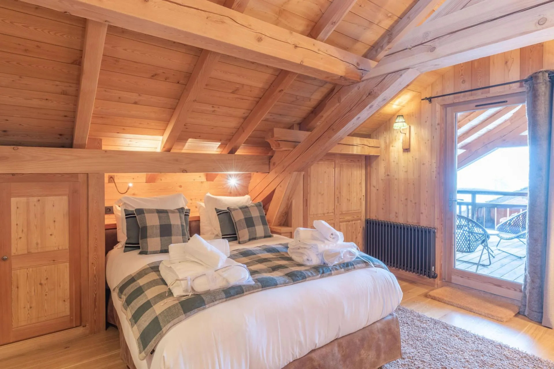 Double bedroom with balcony access