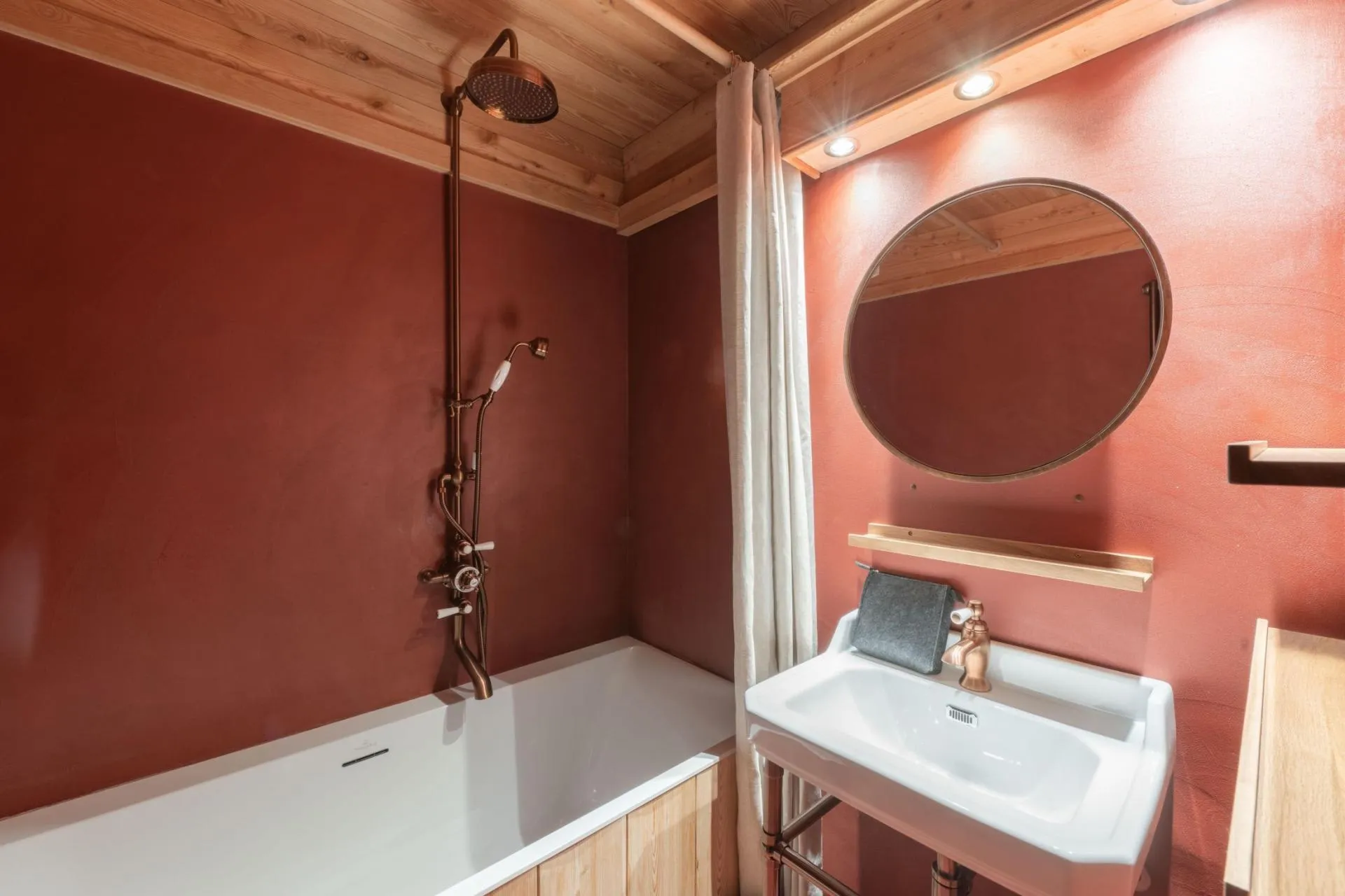 Bathroom with a rainfall shower and timber-clad bathtub