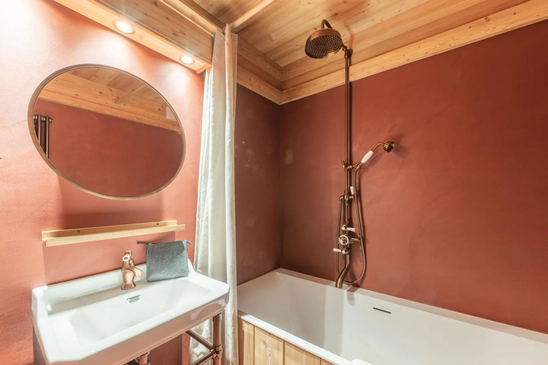 Bathroom with a rainfall shower and timber-clad bathtub