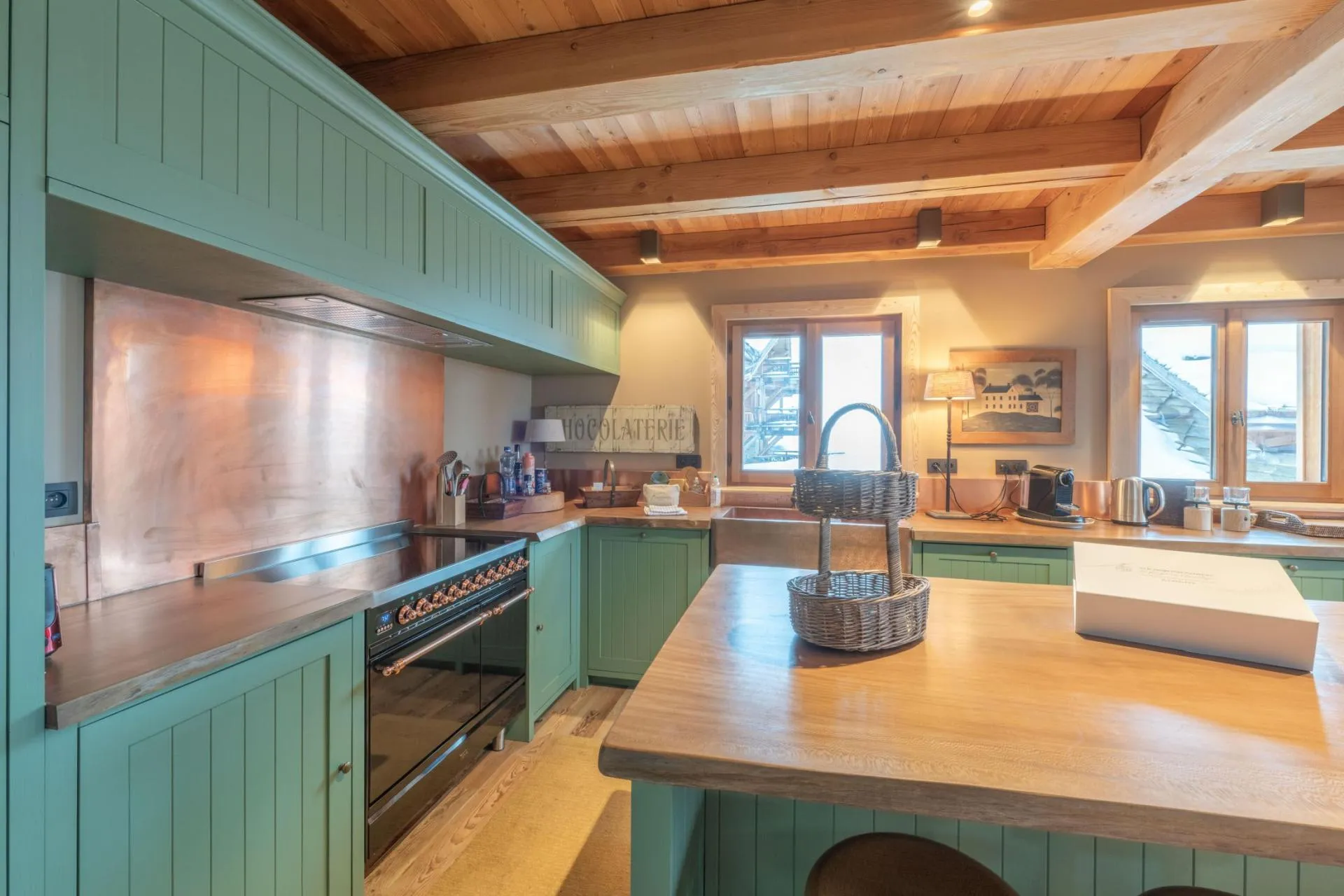 Kitchen with a copper-toned splashback and range cooker