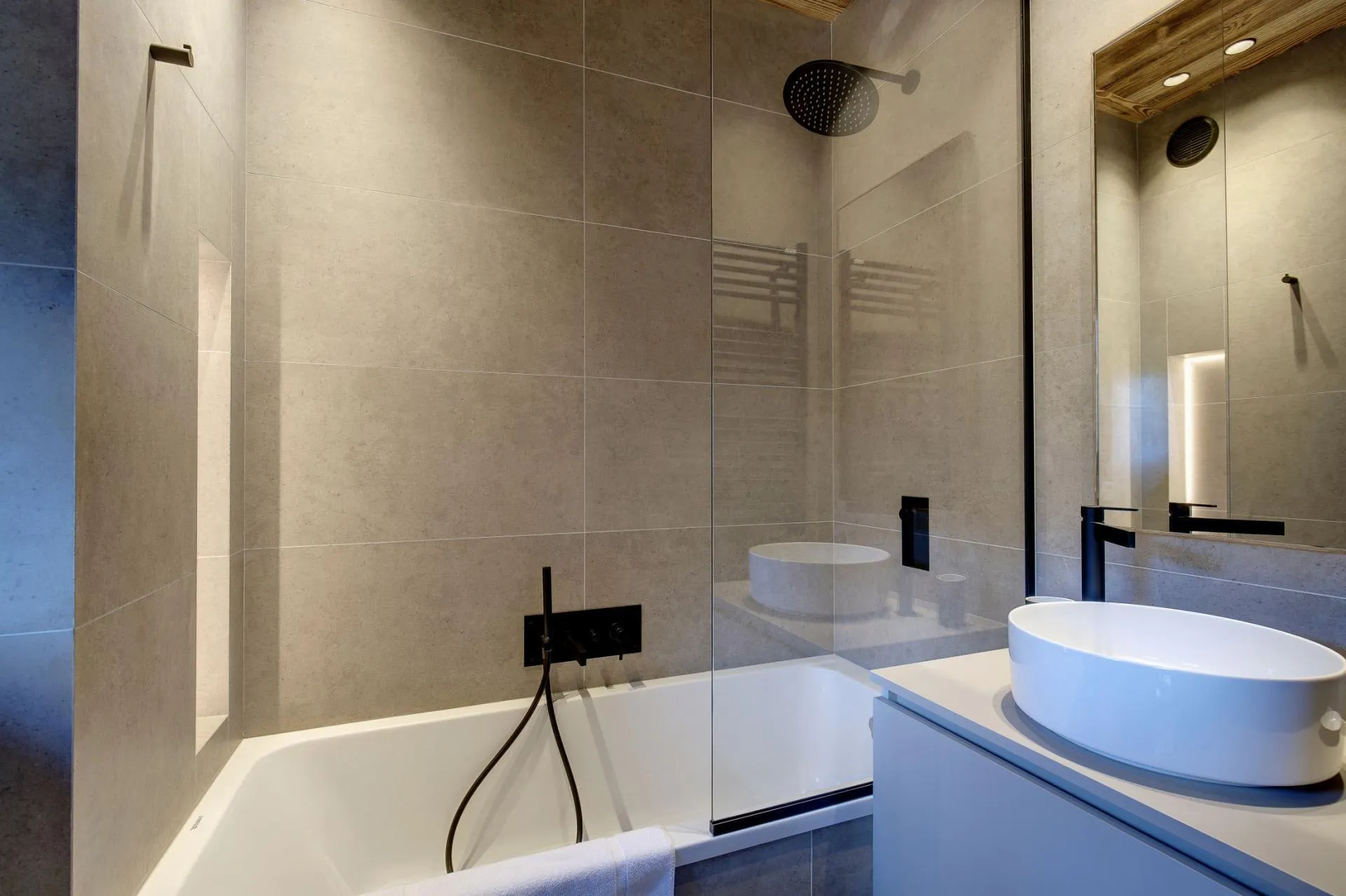 Bathroom with bathtub, basin and toilet