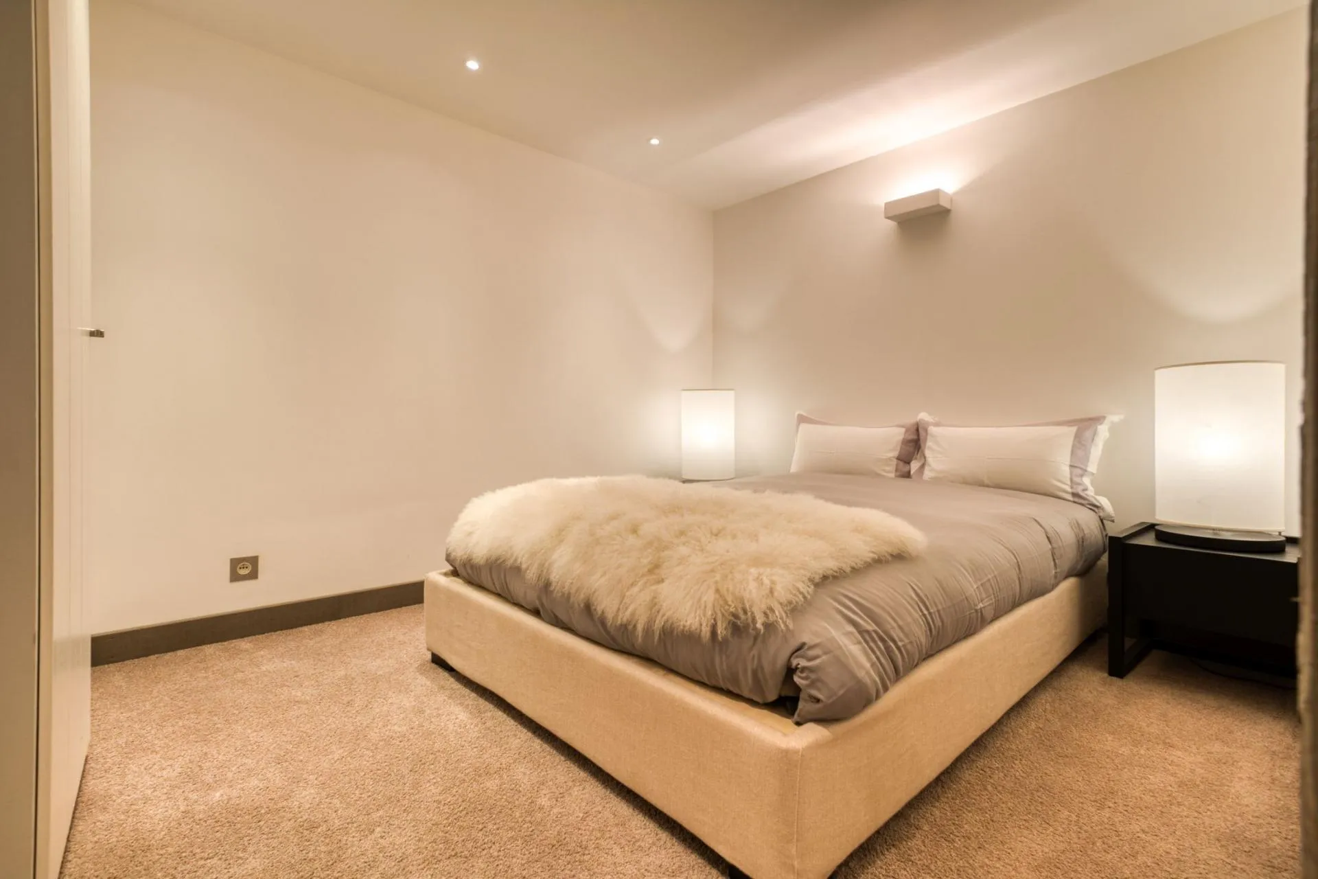 Guest bedroom with queen bed and plush carpeting