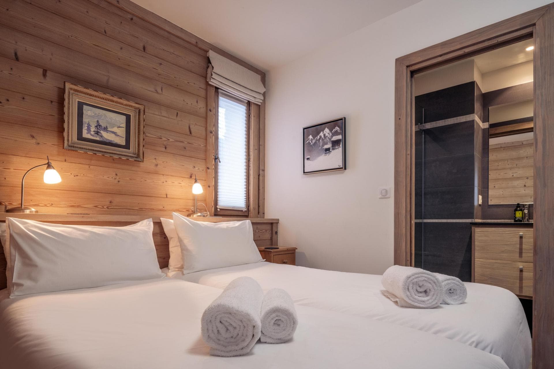 Guest bedroom with twin beds and ensuite bathroom