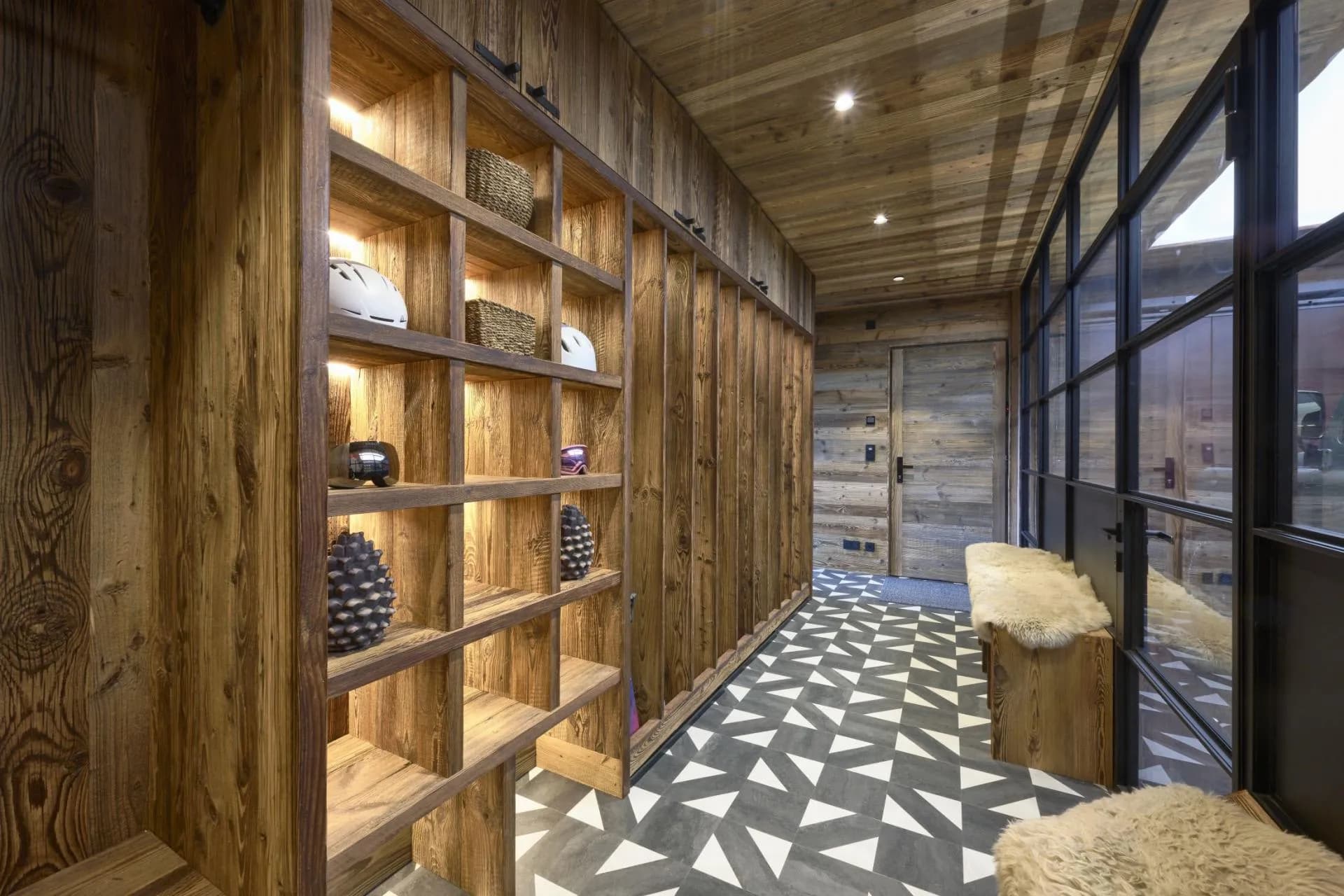 Entrance hall with ski and boot storage