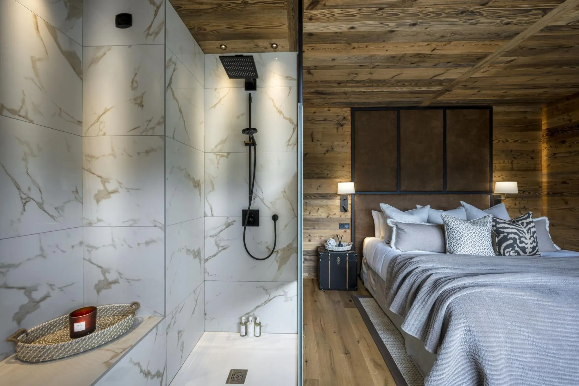 King or twin bedroom with an adjoining shower room