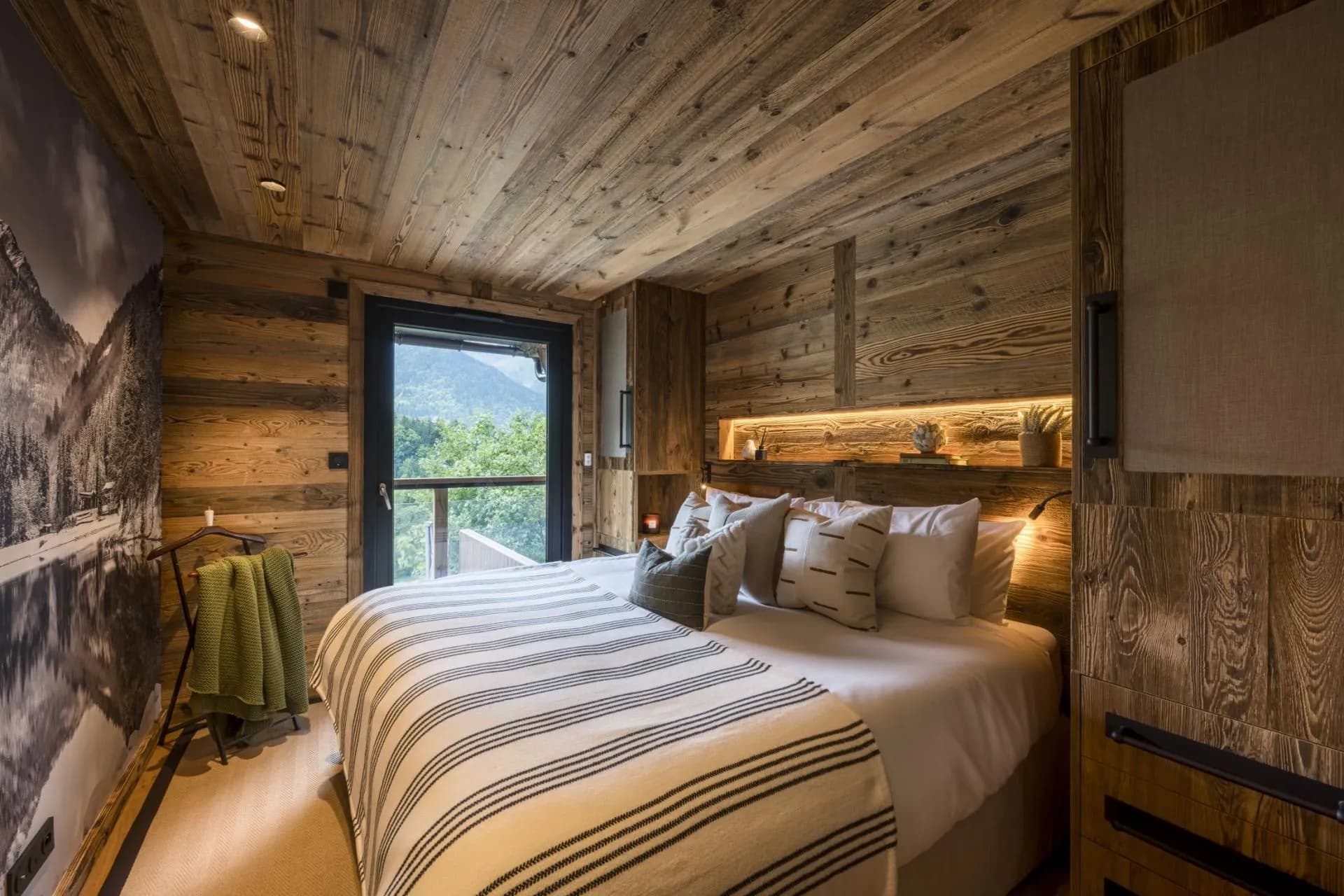 King or twin bedroom with balcony access