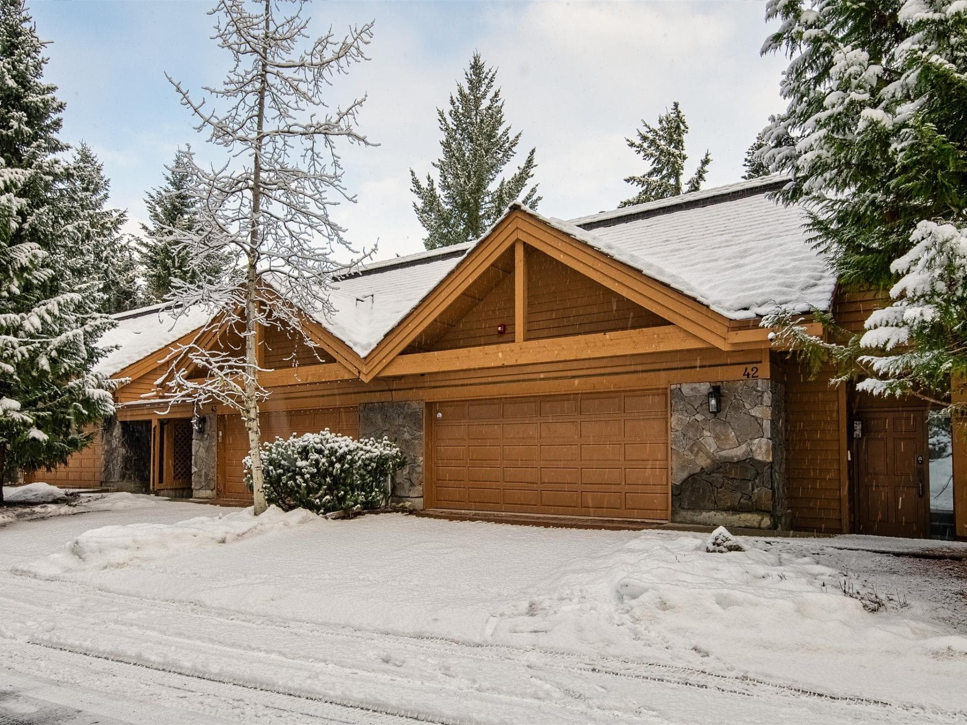Private driveway with 2-car garage and snow-cleared entrance