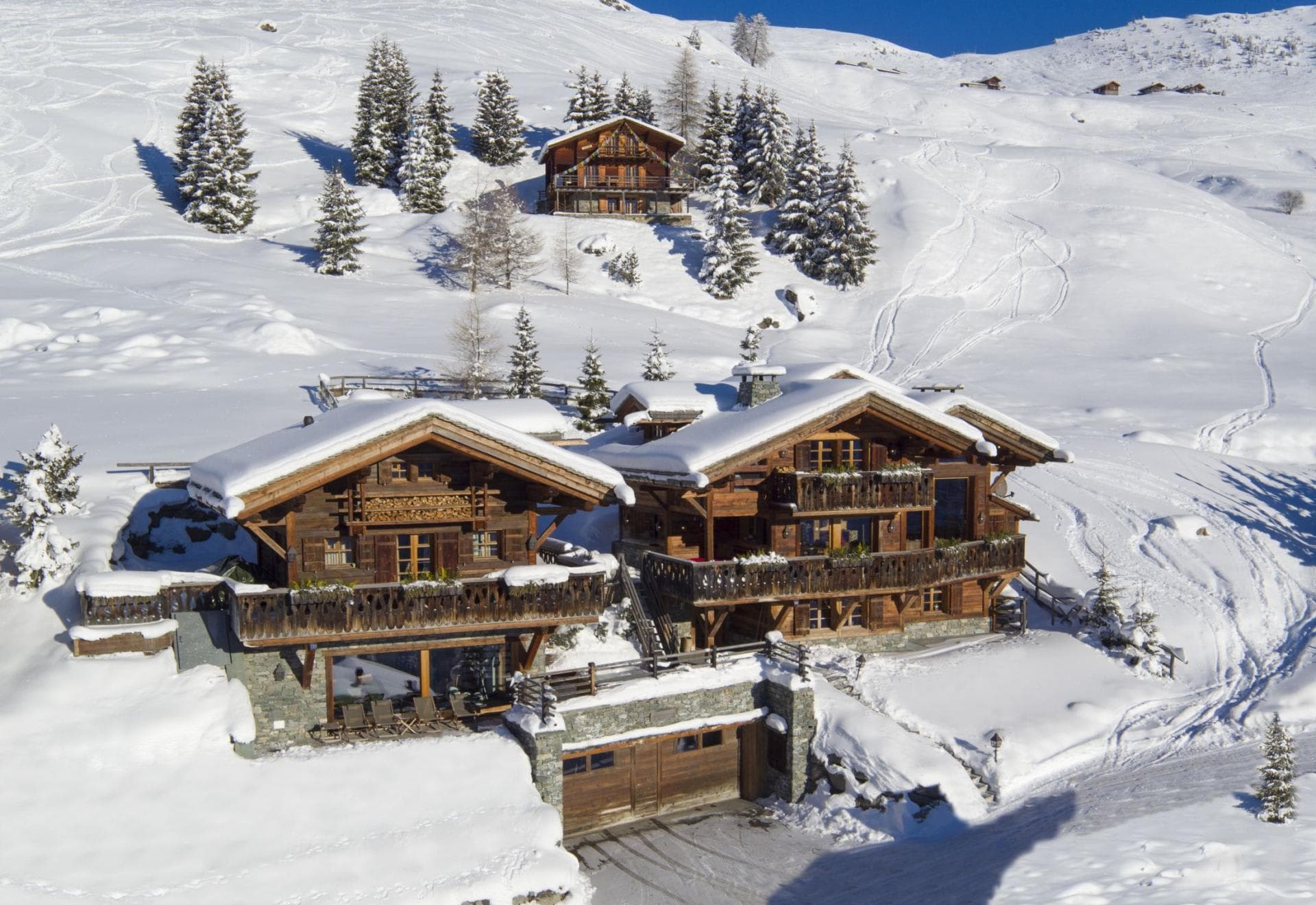 Mountain chalet with double garage and direct slope access