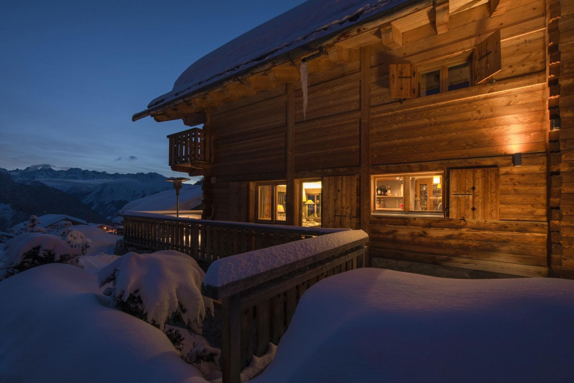 Log chalet with balcony and mountain range views