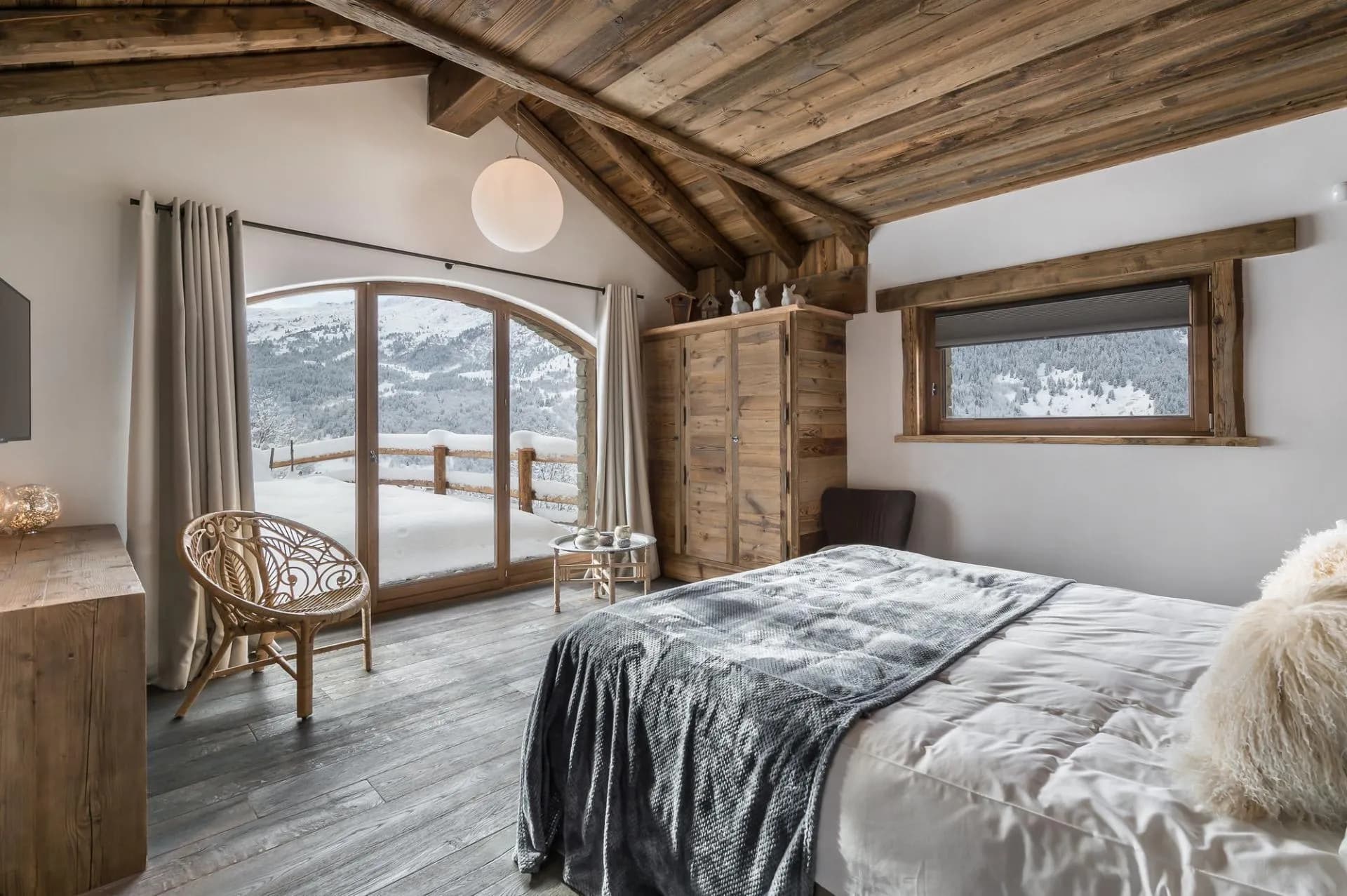 Double bedroom with terrace access and mountain views