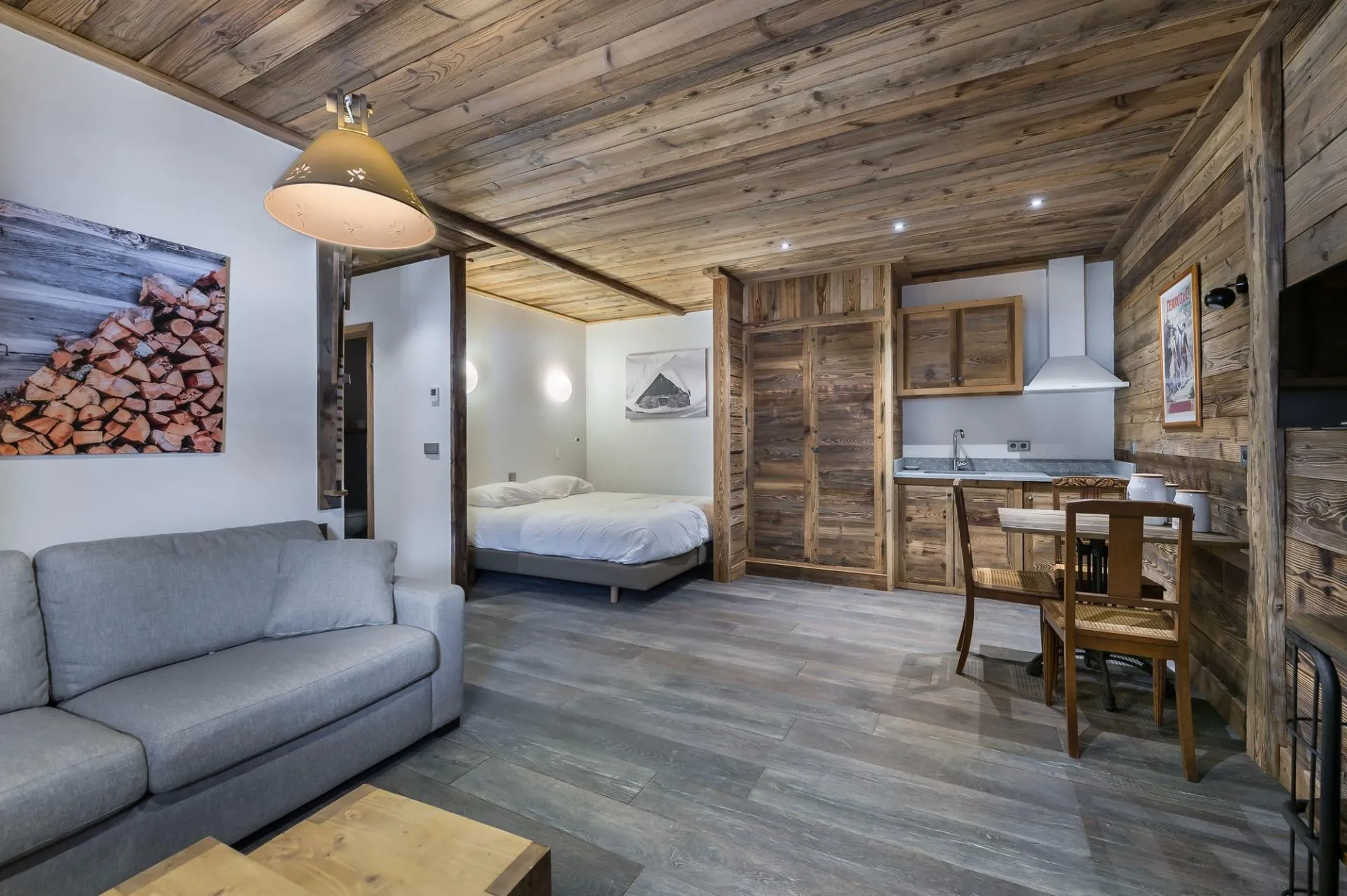 Studio sleeping area with a kitchenette, dining table and terrace access