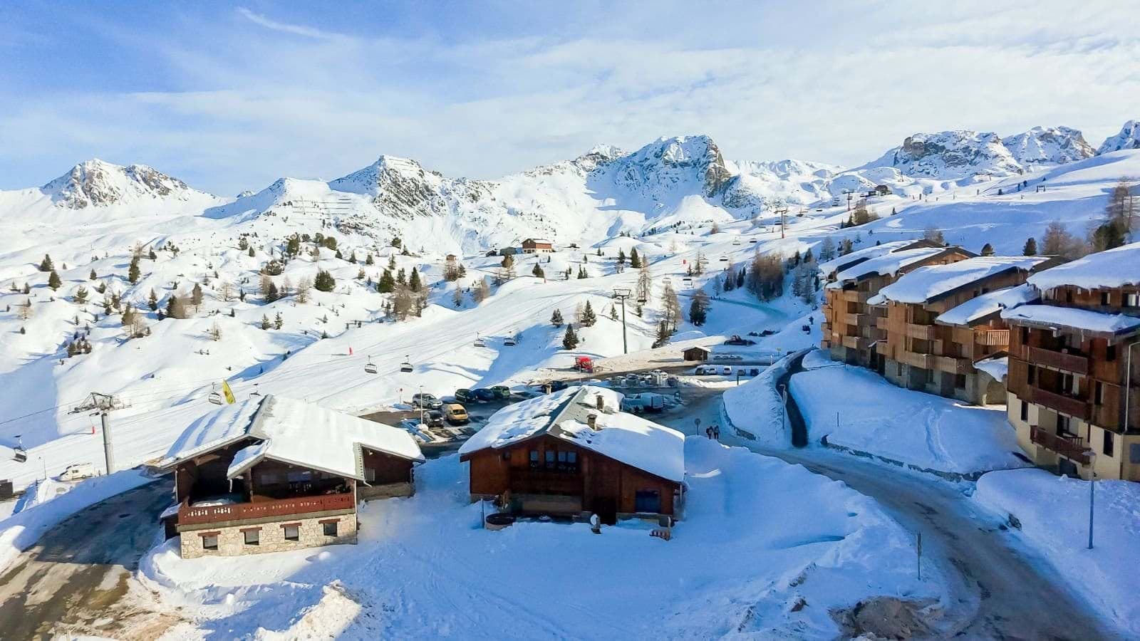 Ski-in/ski-out chalet location with direct access to groomed runs and lift