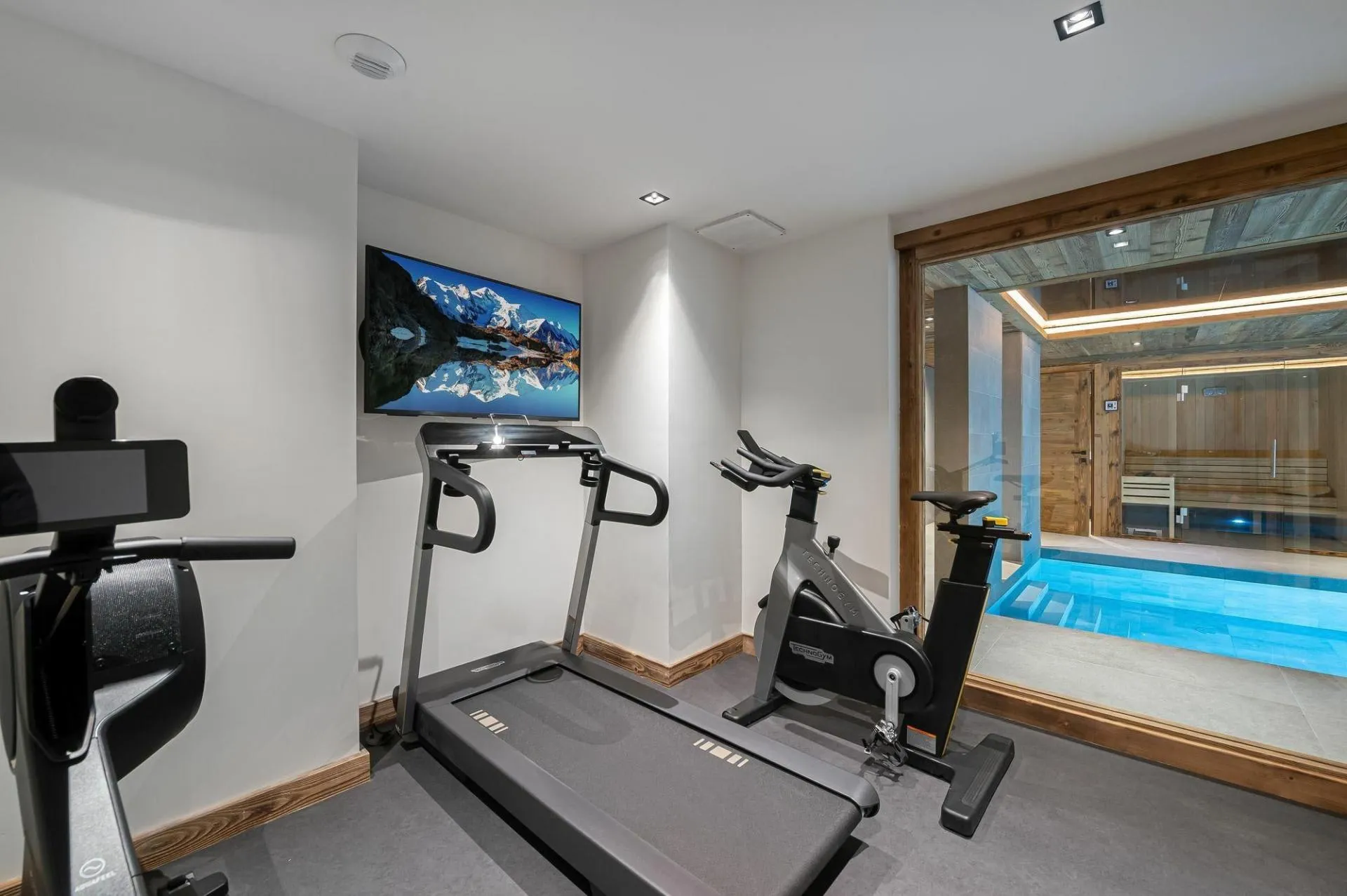 Fitness room overlooking the pool