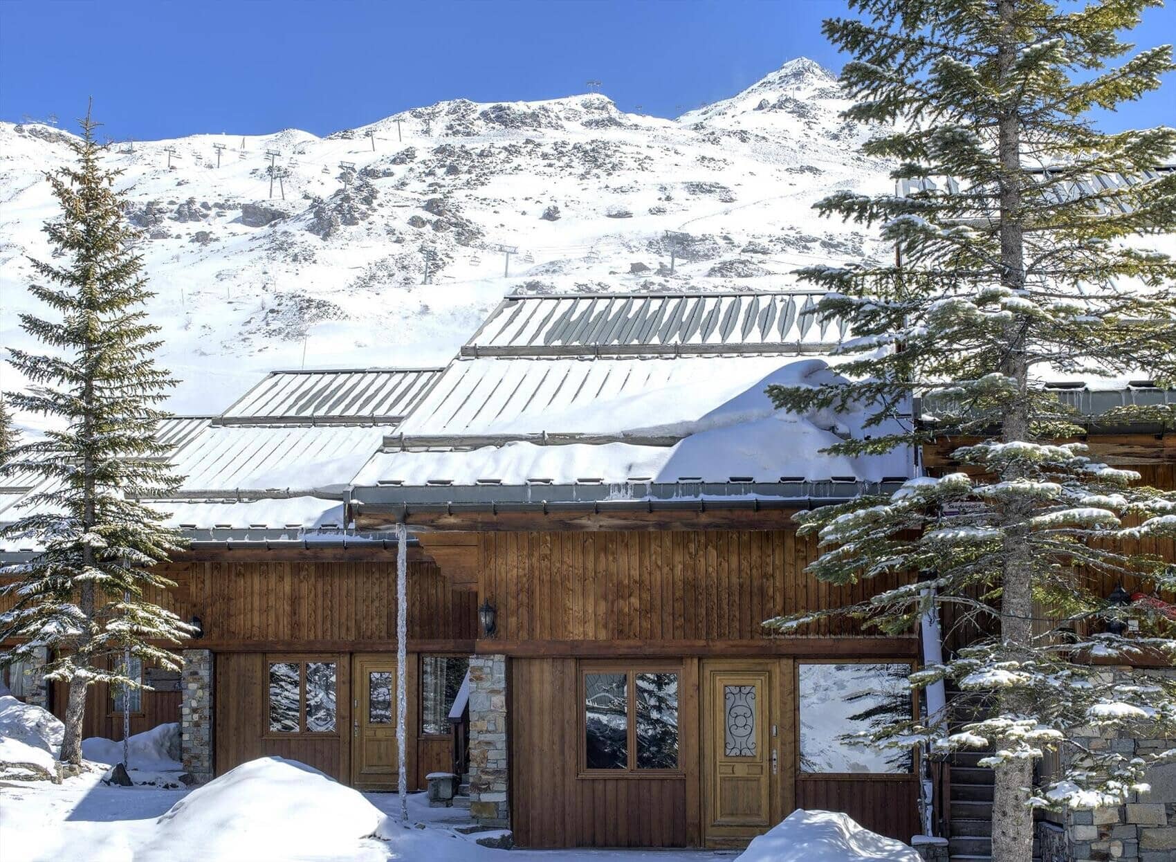 Ski-in, ski-out timber chalet with immediate access to mountain lift